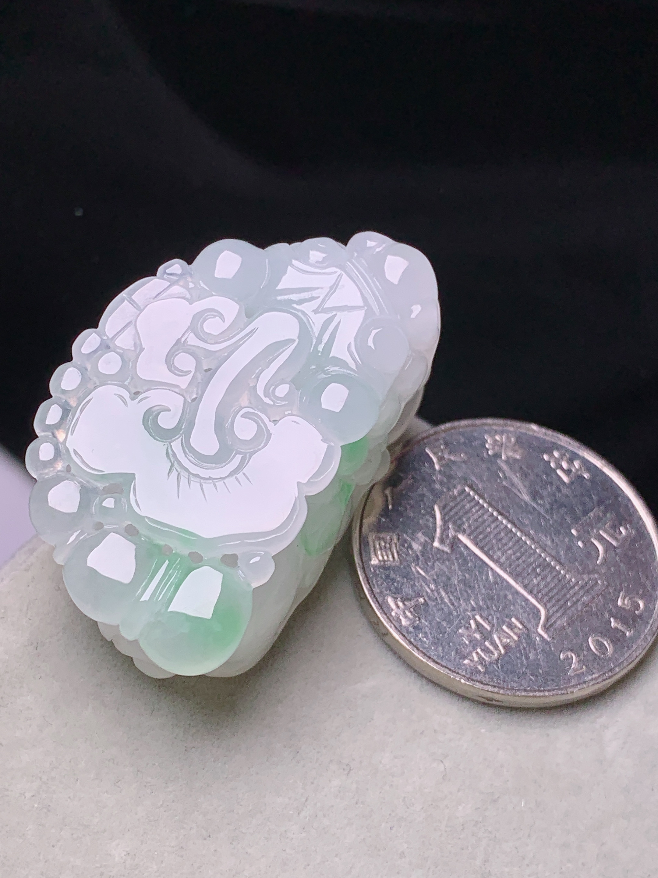 飘绿貔貅吊坠 玉质细腻 色泽艳丽清新 水润亮眼 整体尺寸36*21.8*14a2