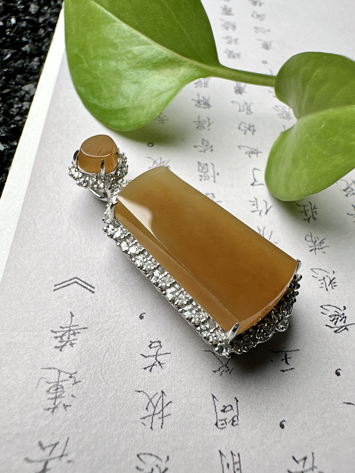 【冰种黄翡无事牌吊坠】质地细腻，冰润通透，晶莹闪亮。收藏品质，18k金钻镶嵌，裸石尺寸22.2*12*3.8毫米