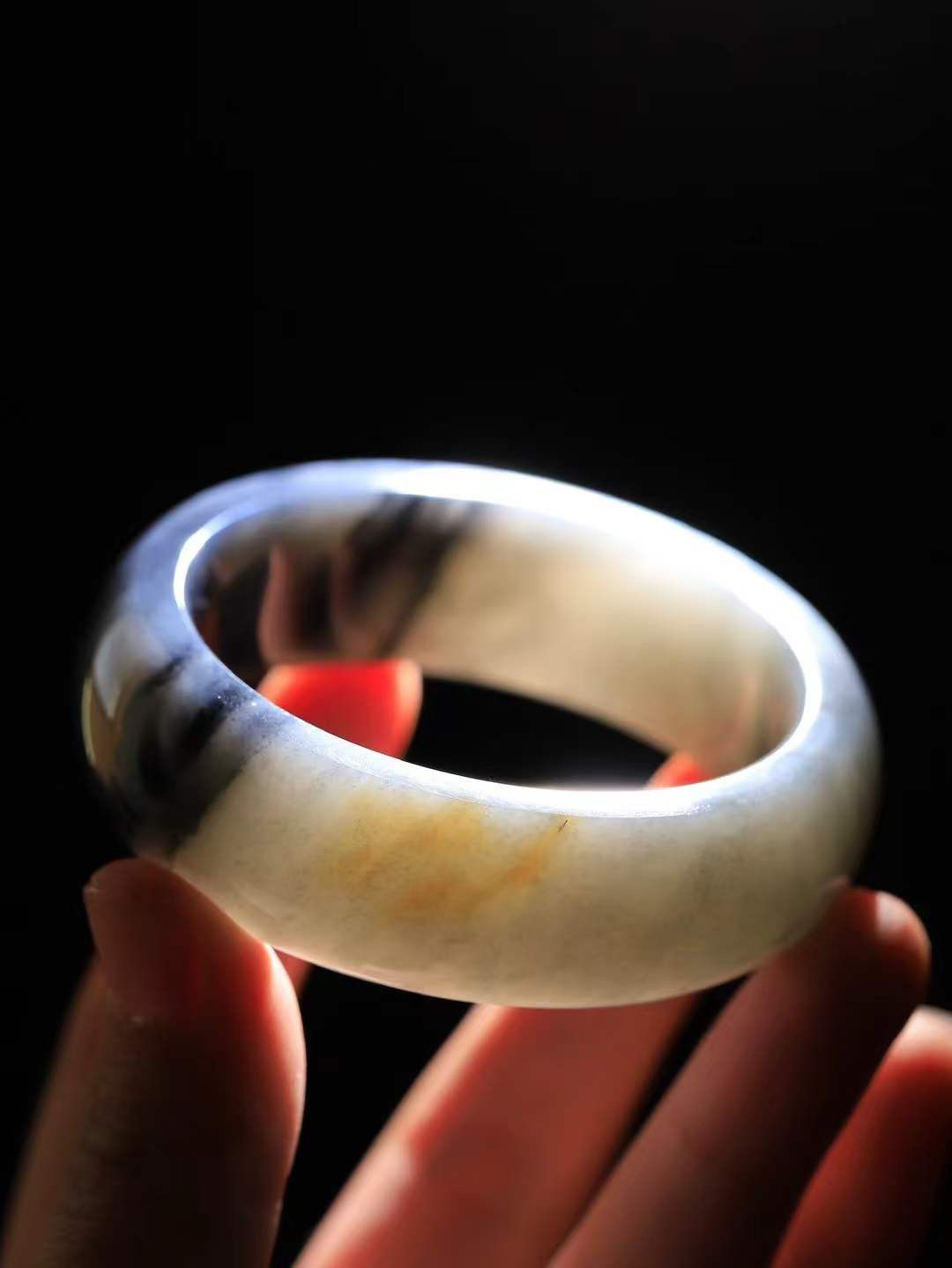 【籽.水墨风情.手镯】

新疆和田籽料青花手镯 玉质细腻饱满，镯型大气，脂感油润。青花晕染轻淌，让人迷醉其中，就如身在云雾飘渺的群山之中，雾气升腾～重110.2克 尺寸57.5-20.5-10.2mm FDA-77112900