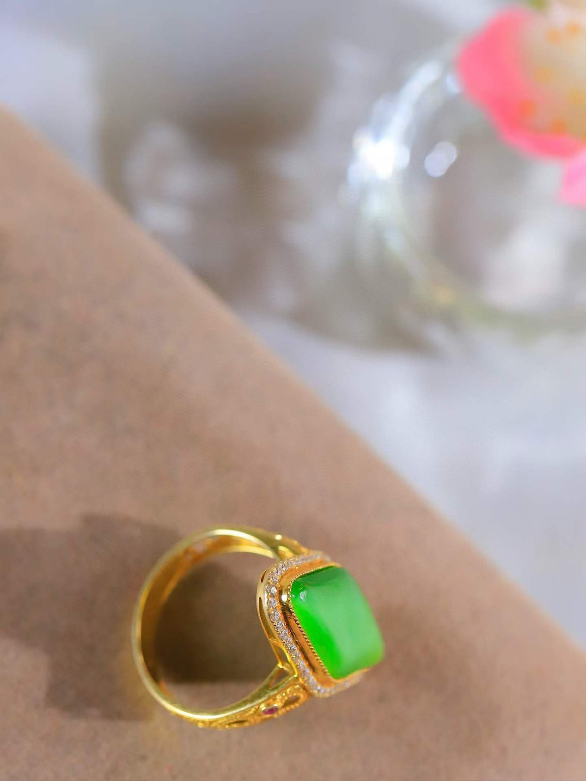 【金镶玉.戒指】

精品和田玉碧玉猫眼18k金镶嵌戒指 玉质细腻温润 油性十足 ，不论时光如何流转变化，这枚戒指始终闪耀着最初的光芒。精工镶嵌18K金 （保真金 可检测贵金属18K金） 重3.9克 尺寸17-21.4-11mm 78372255A