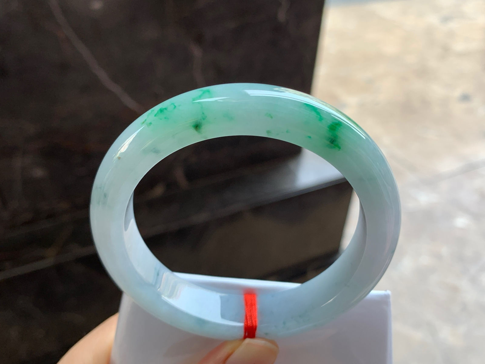 56.5-12.5-8.8

带色手镯^_^颜色好看 玉质温润