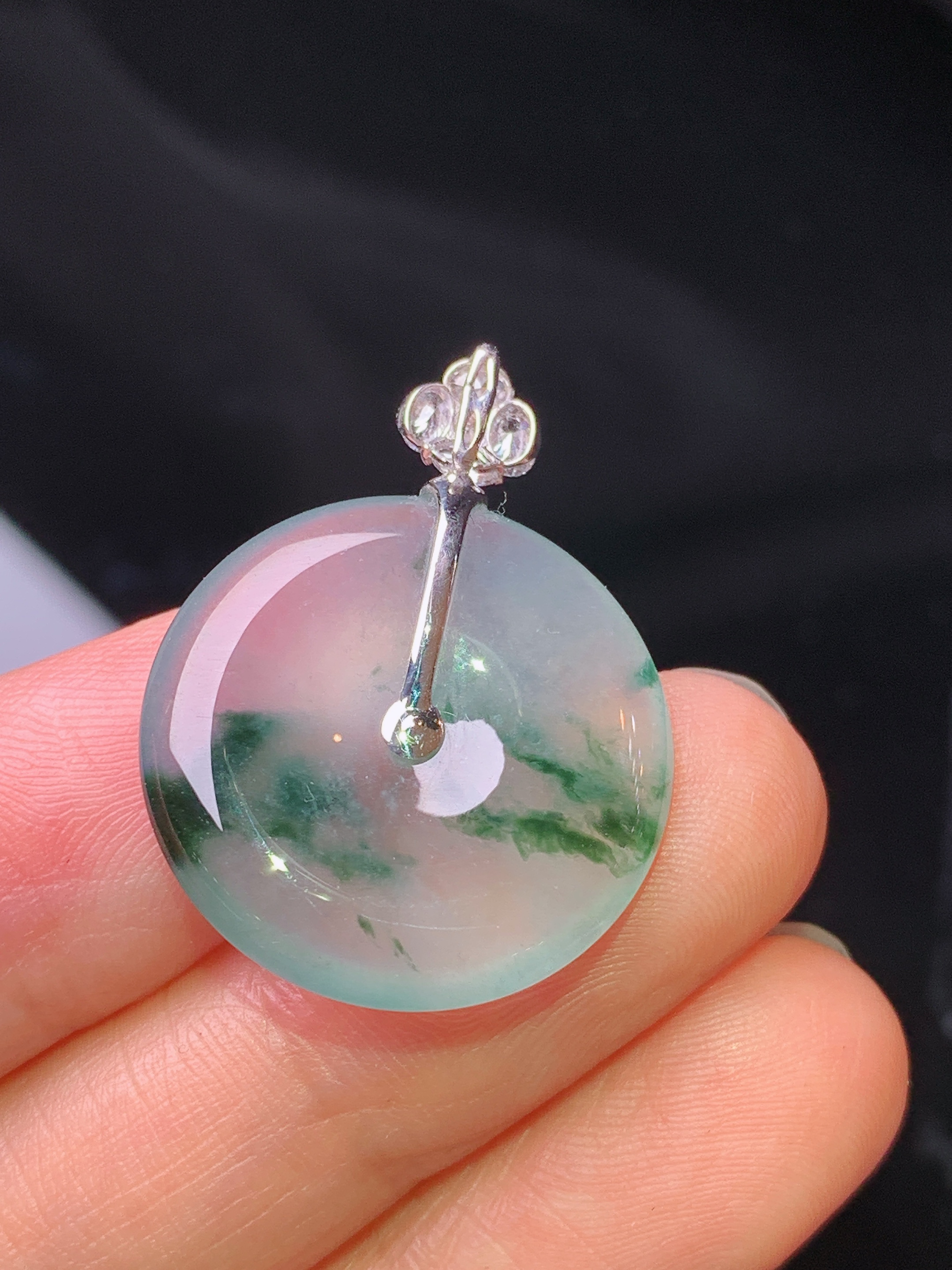 18k金钻镶嵌冰种飘绿平安扣吊坠 玉质细腻 色泽艳丽清新 水润亮眼 整体尺寸28*21.3*4.2c1