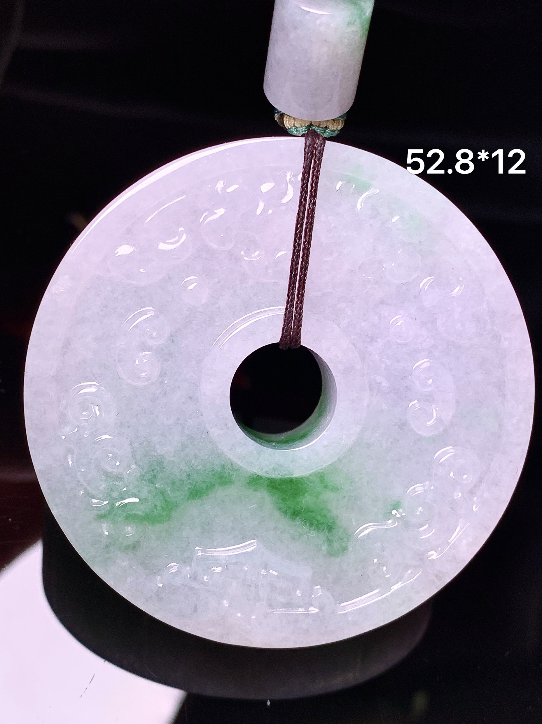 飘绿仿古平安扣吊坠 玉质细腻 色泽艳丽清新 水润亮眼 整体尺寸52.8*12w1