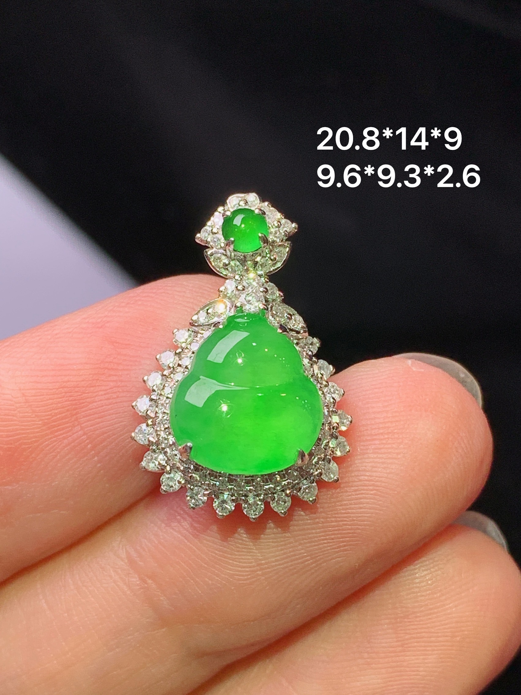 18k金钻镶嵌翠绿葫芦吊坠 玉质细腻 色泽艳丽清新 水润亮眼 整体尺寸20.8*14*9h1