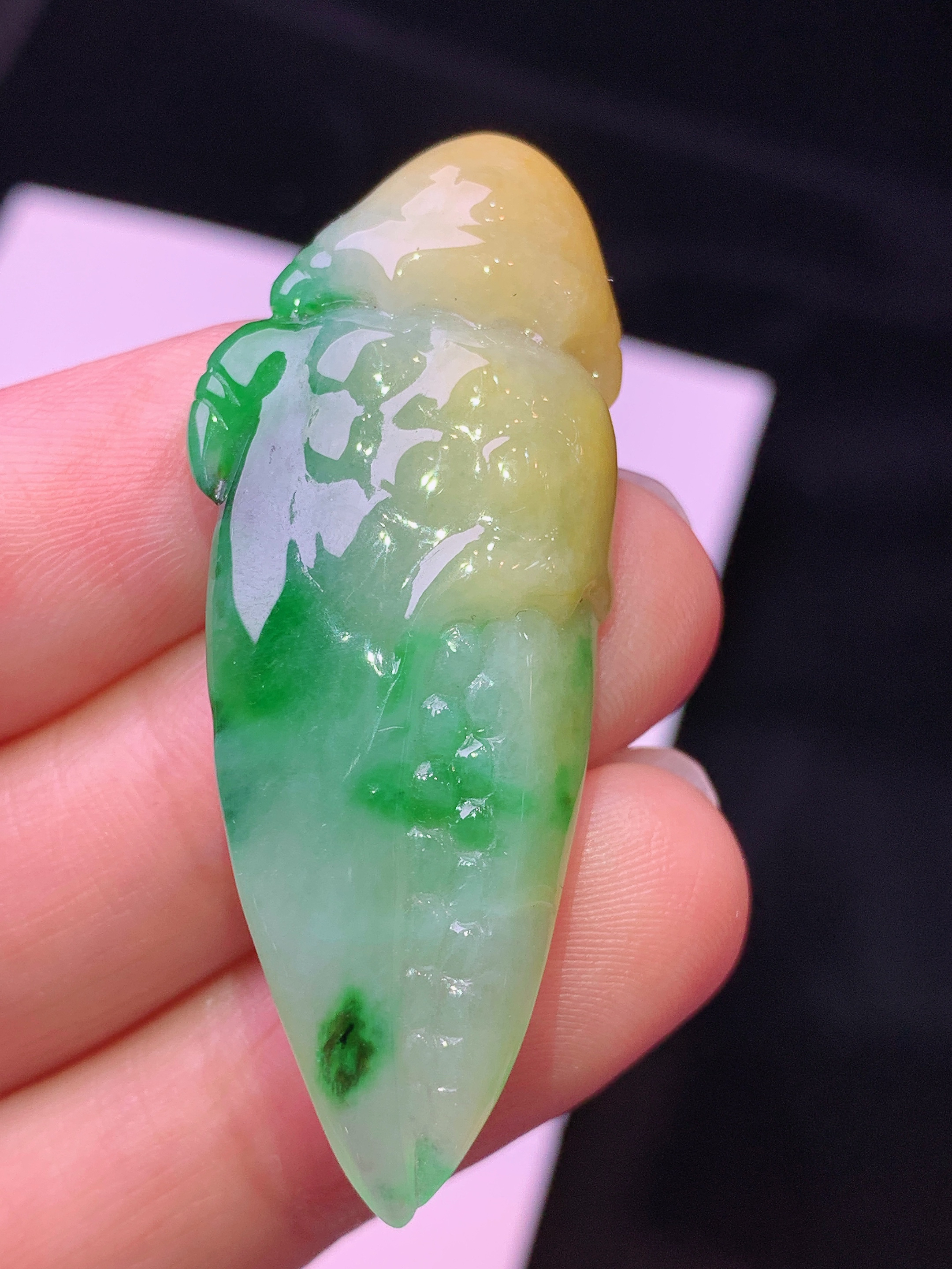 飘黄绿翡蟹钳吊坠 玉质细腻 色泽艳丽清新 水润亮眼 整体尺寸44.8*17.8*7.6w1