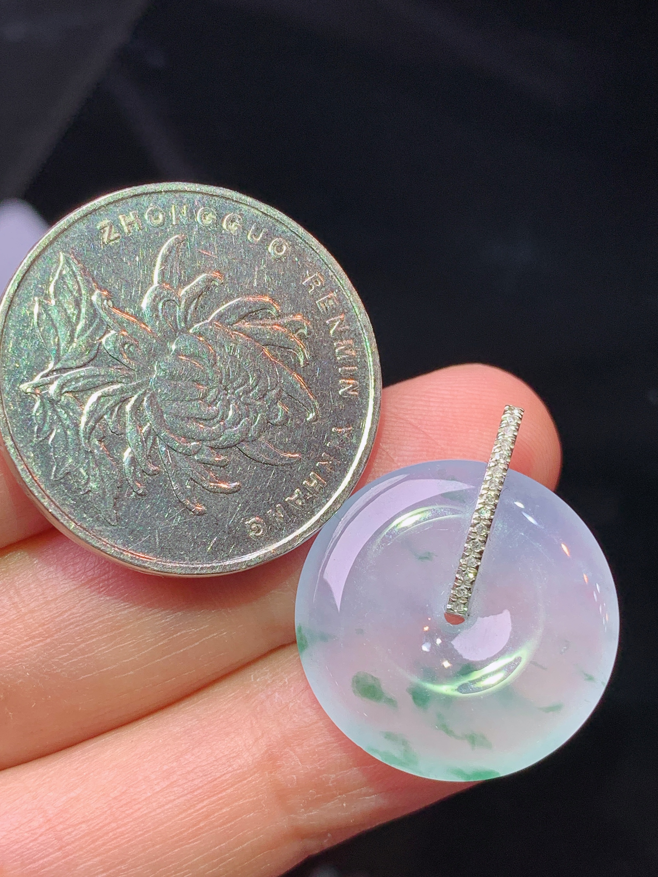 18k金钻镶嵌飘绿平安扣吊坠 玉质细腻 色泽艳丽清新 水润亮眼 整体尺寸23.8*20*3.8*2x