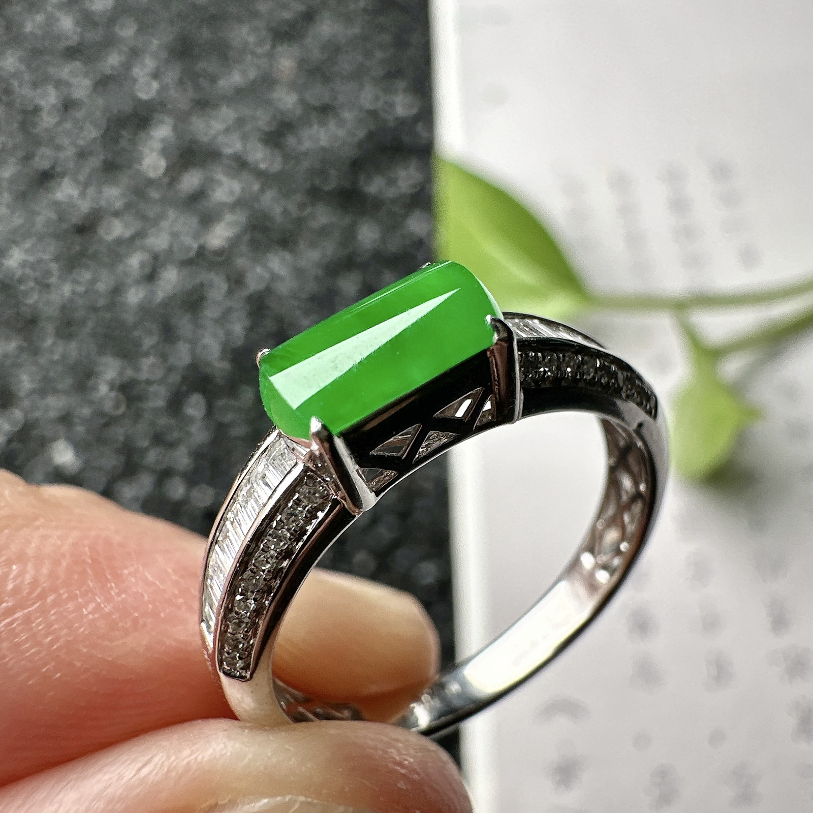 【冰种满绿马鞍戒指】种水色俱全，冰透闪亮，通透感饱满度很好，18k金钻镶嵌，裸石尺寸7.5*4.6*2.5毫米