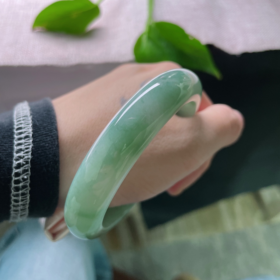 57/12.8/8.3，湖水绿正圈，绿底生香，静享时光。水润，细腻，ss49019a