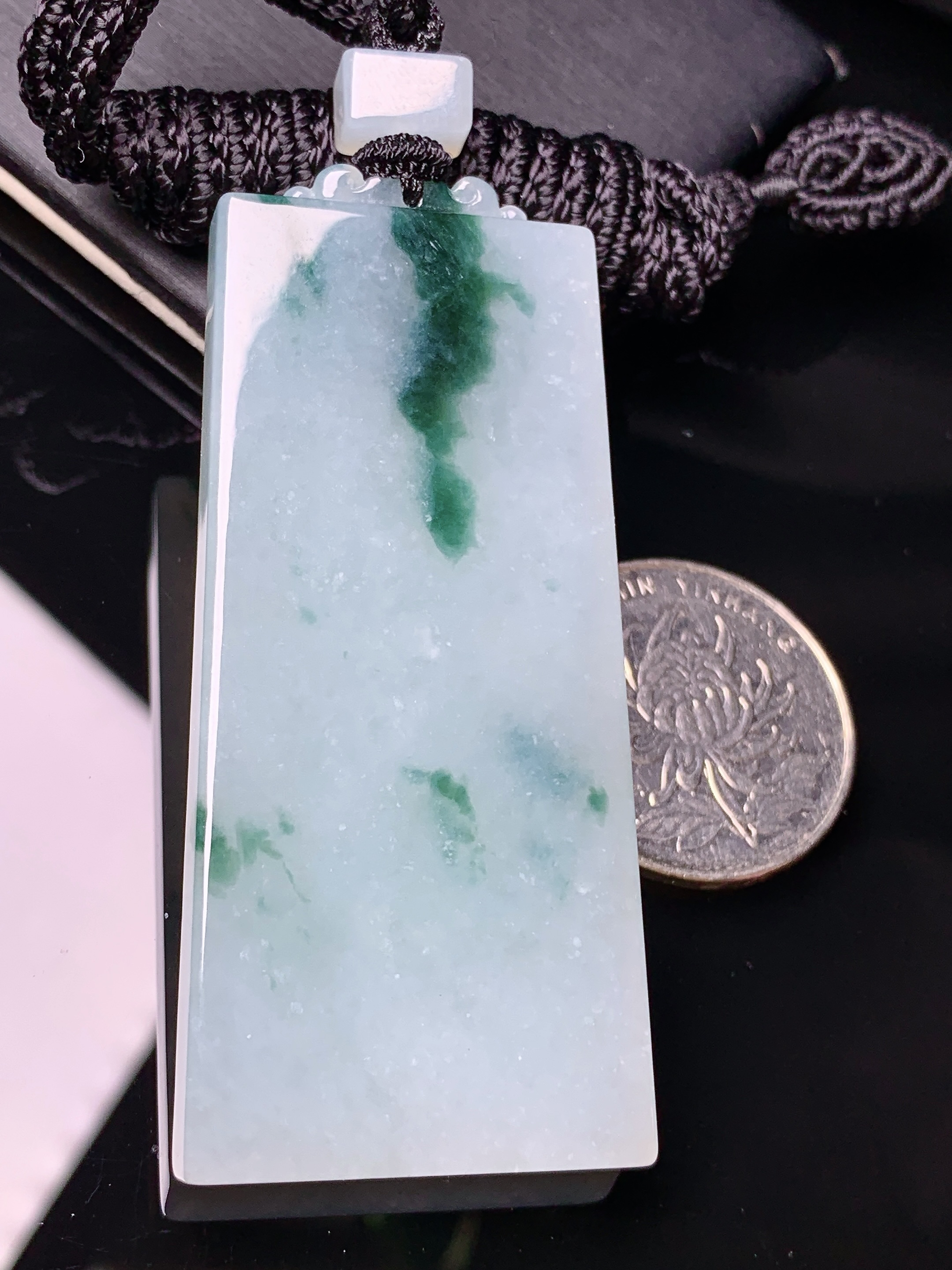 飘绿无事牌吊坠 玉质细腻 色泽艳丽清新 水润亮眼 整体尺寸64*28.8*6.2L1