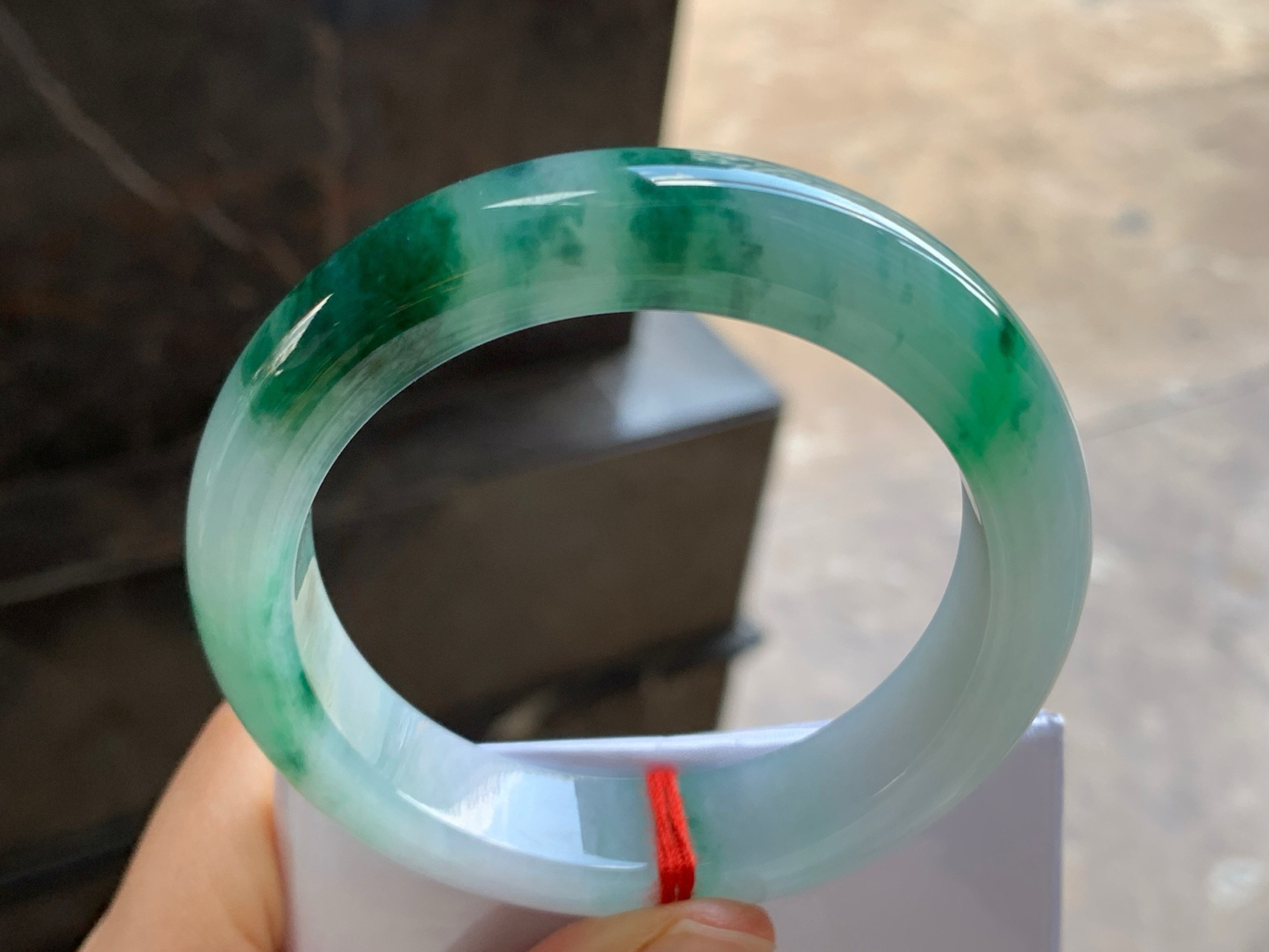 55-13.2-9.3

绿色手镯^_^鲜艳 玉质细腻