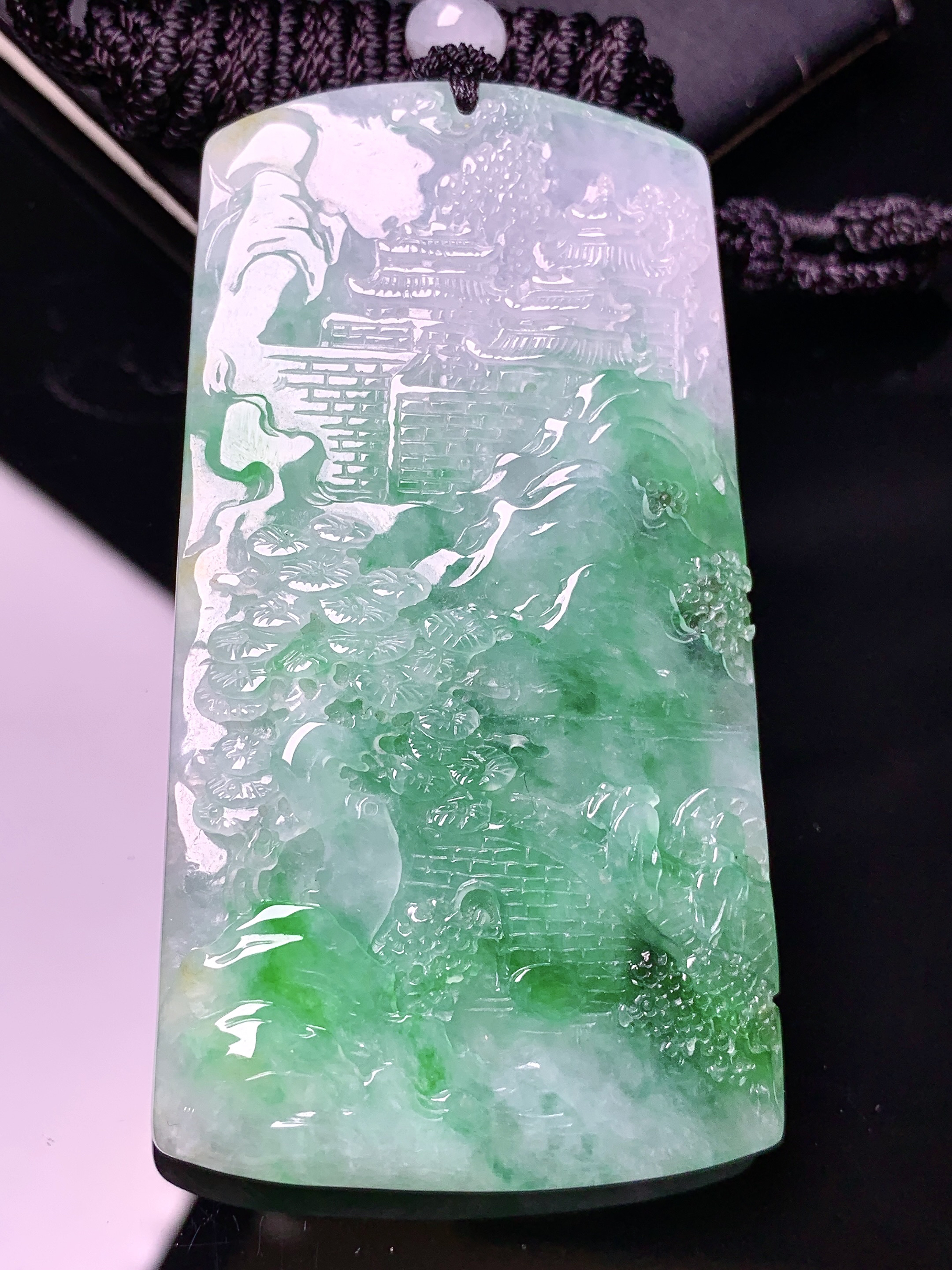 飘绿山水牌子吊坠 玉质细腻 色泽艳丽清新 水润亮眼 整体尺寸69.2*37.3*7.8L1