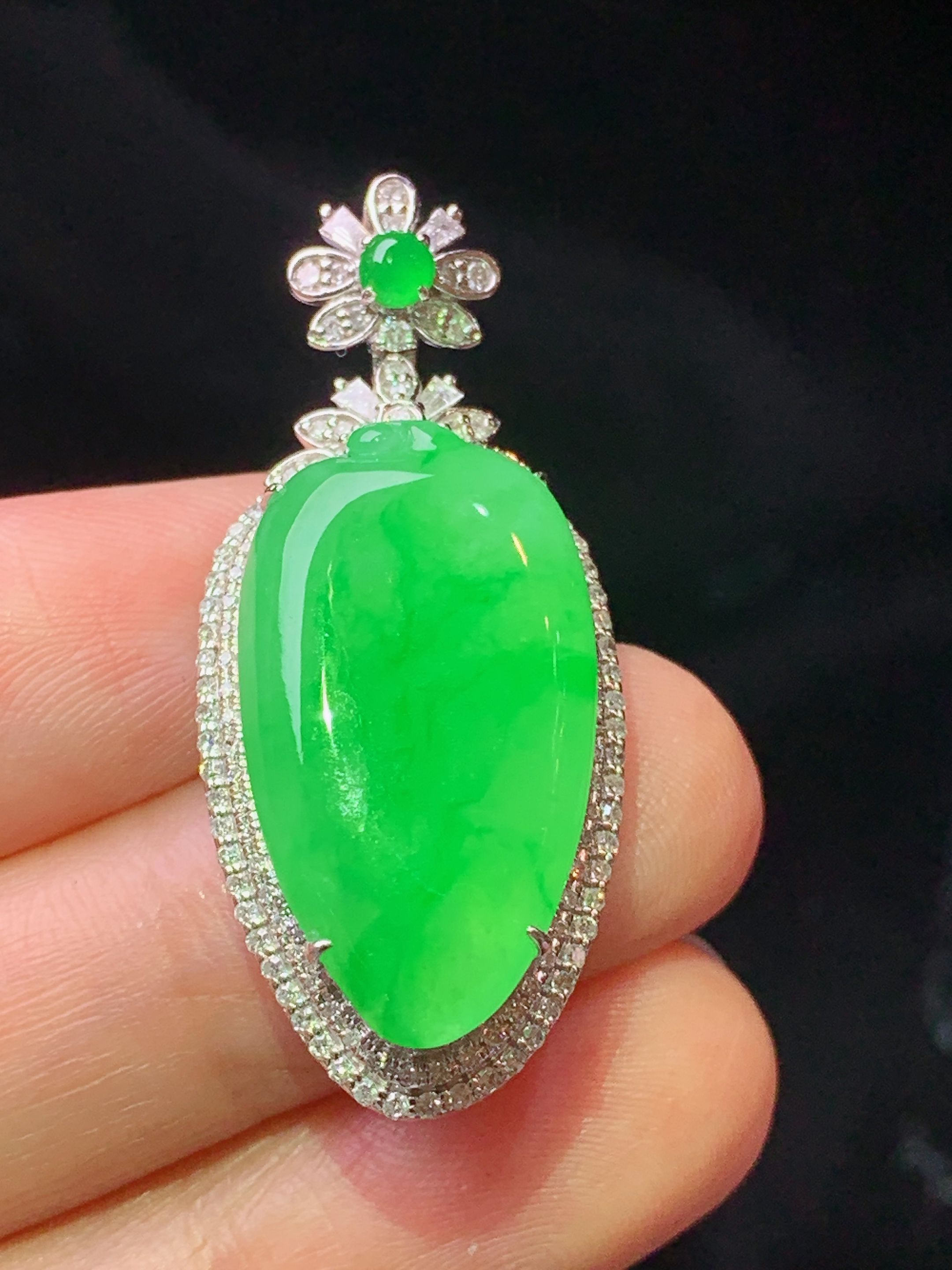 18k金钻镶嵌翠绿福瓜吊坠 玉质细腻 色泽艳丽清新 水润亮眼 整体尺寸38.3*16.5*9.6L1