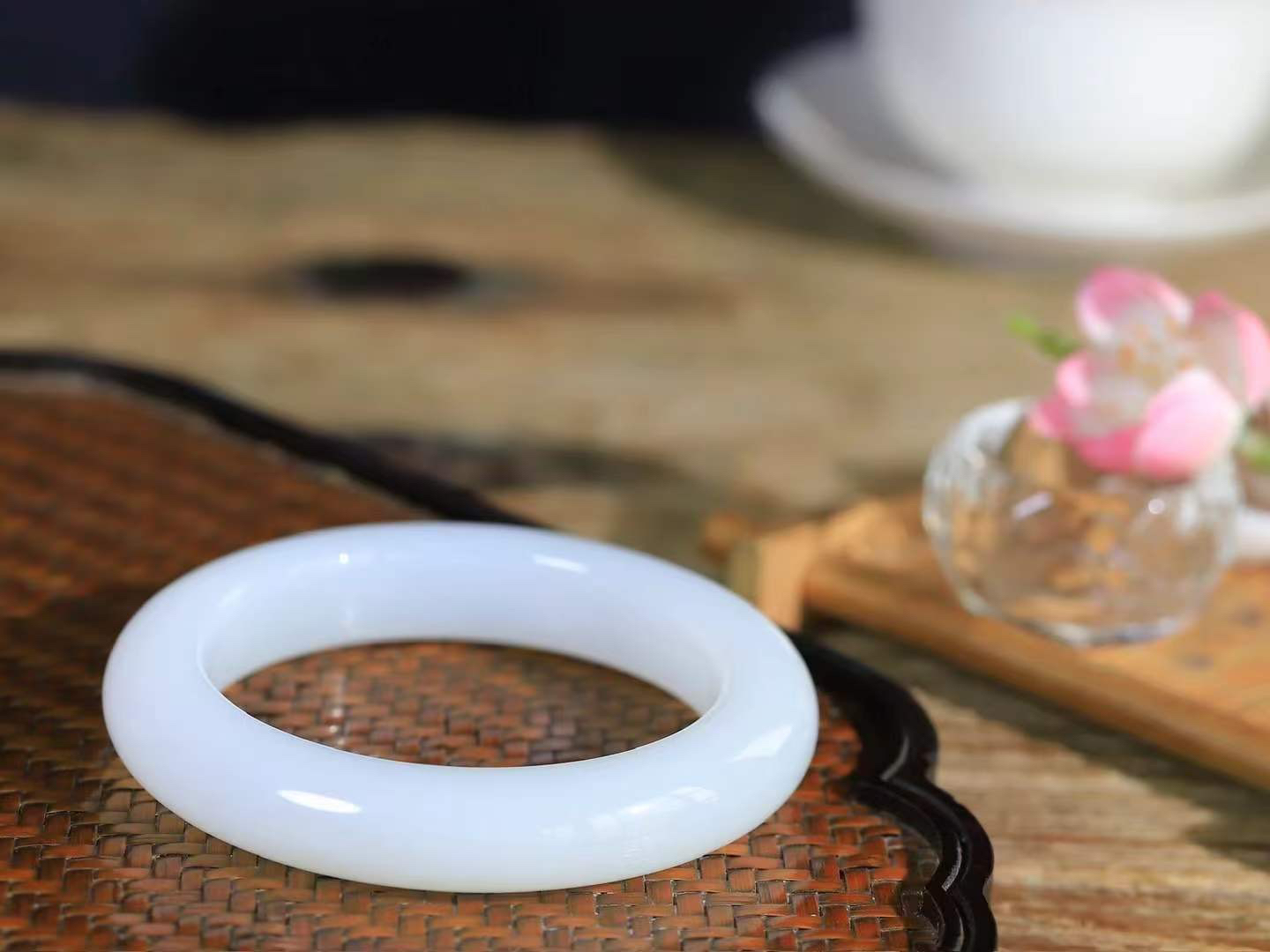 （温柔雅致.手镯）

精品和田玉白玉手镯。镯型饱满，温润细腻，脂润沁香。️执一卷书，沏一盏茶，