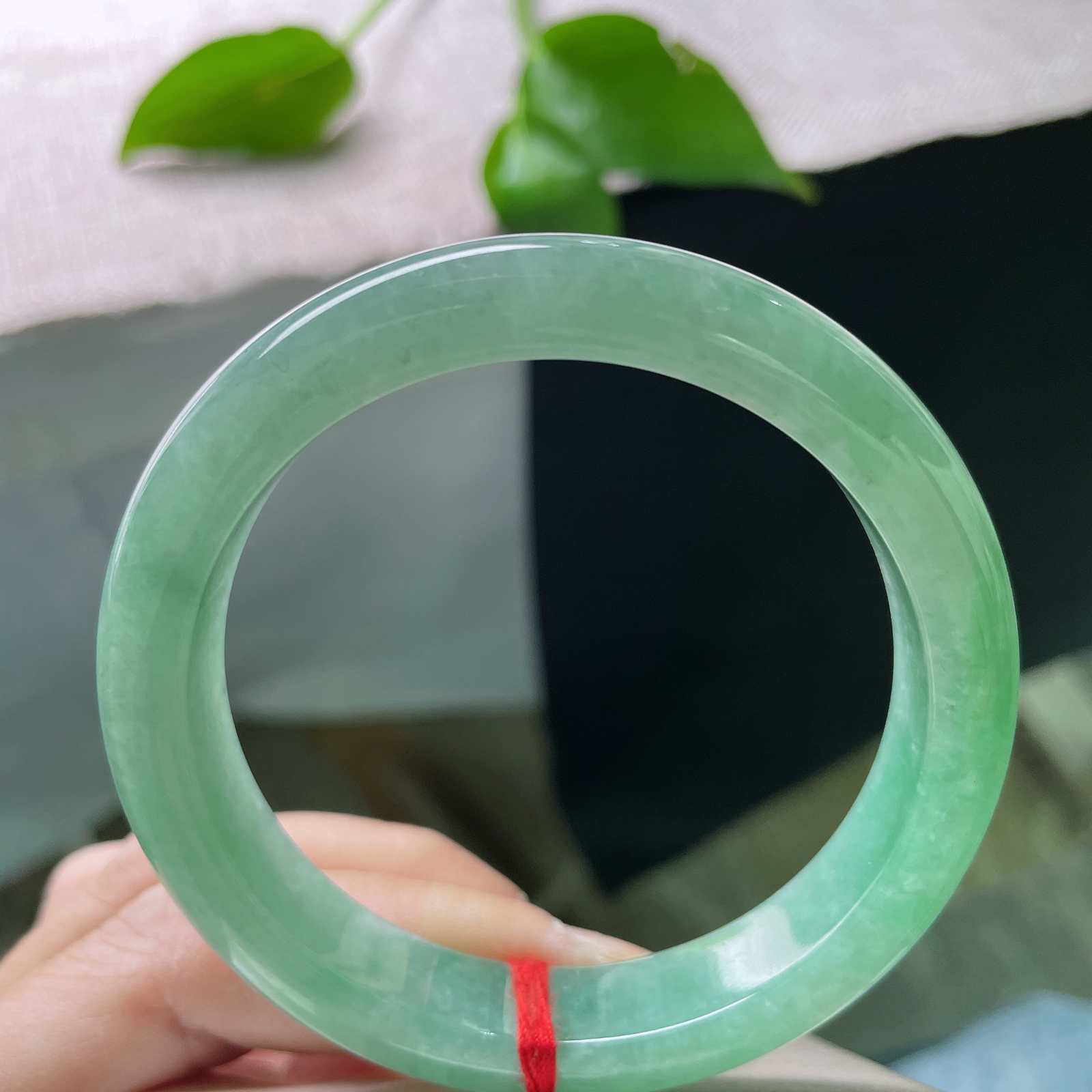 56.6/11.7/8，满绿正圈，色匀如水，质润如脂，娇艳欲滴，倾国倾城..