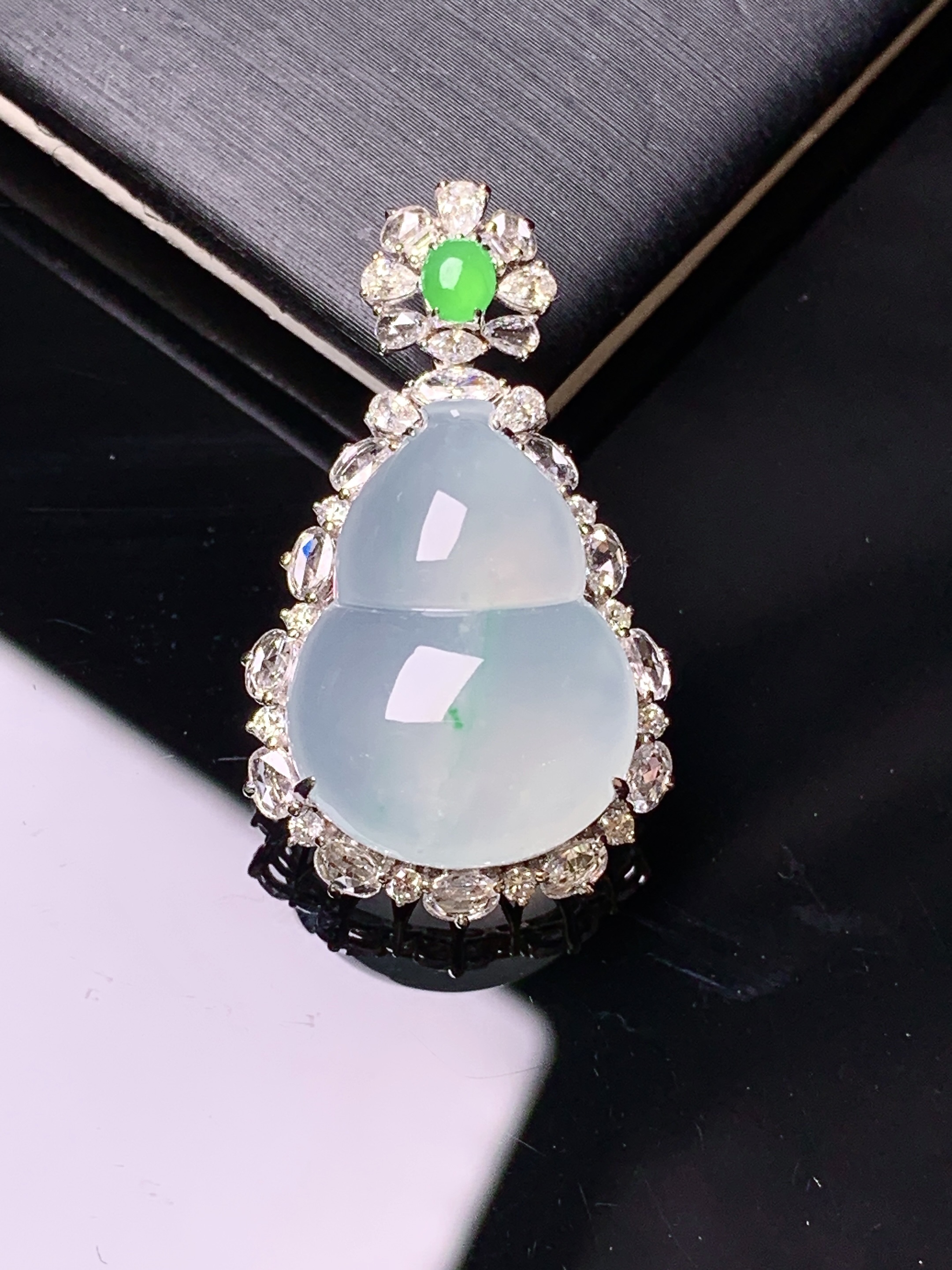 18k金钻镶嵌冰种葫芦吊坠 玉质细腻 色泽艳丽清新 水润亮眼 整体尺寸30*17.2*10.3m3