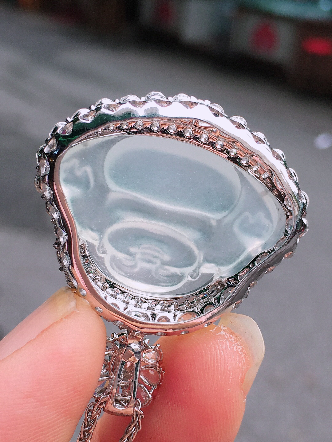 冰种佛公吊坠，玉质细腻，荧光感超
强，饱满圆润，尽显优雅气质，18k
金豪华镶嵌