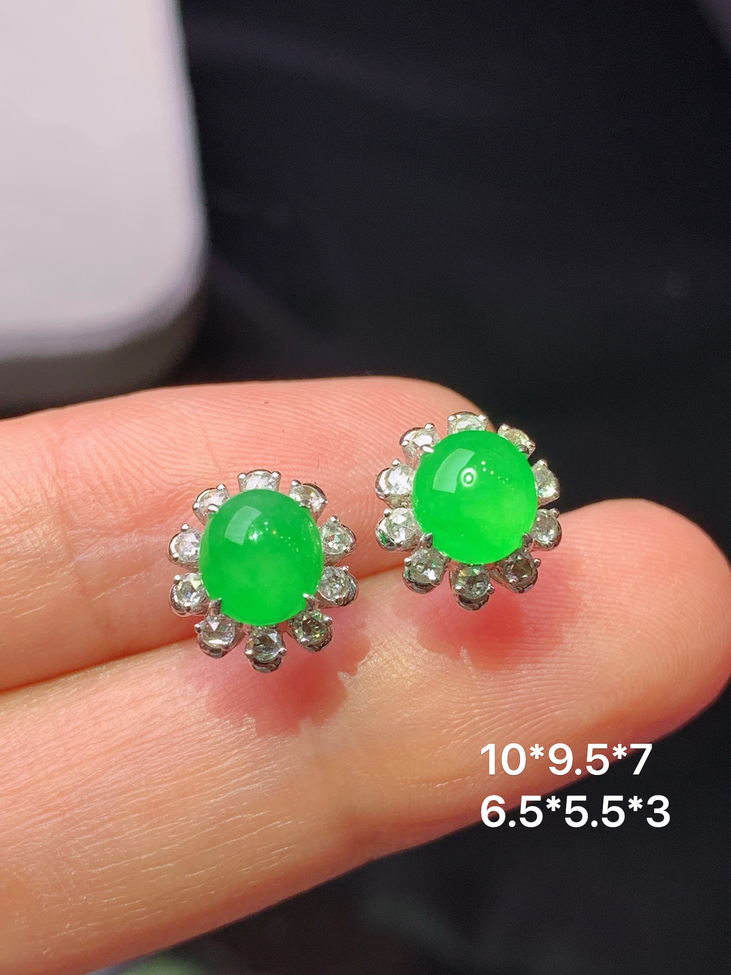 18k金钻镶嵌满绿蛋面耳钉 玉质细腻 色泽艳丽清新 水润亮眼 整体尺寸10*9.5*7b2