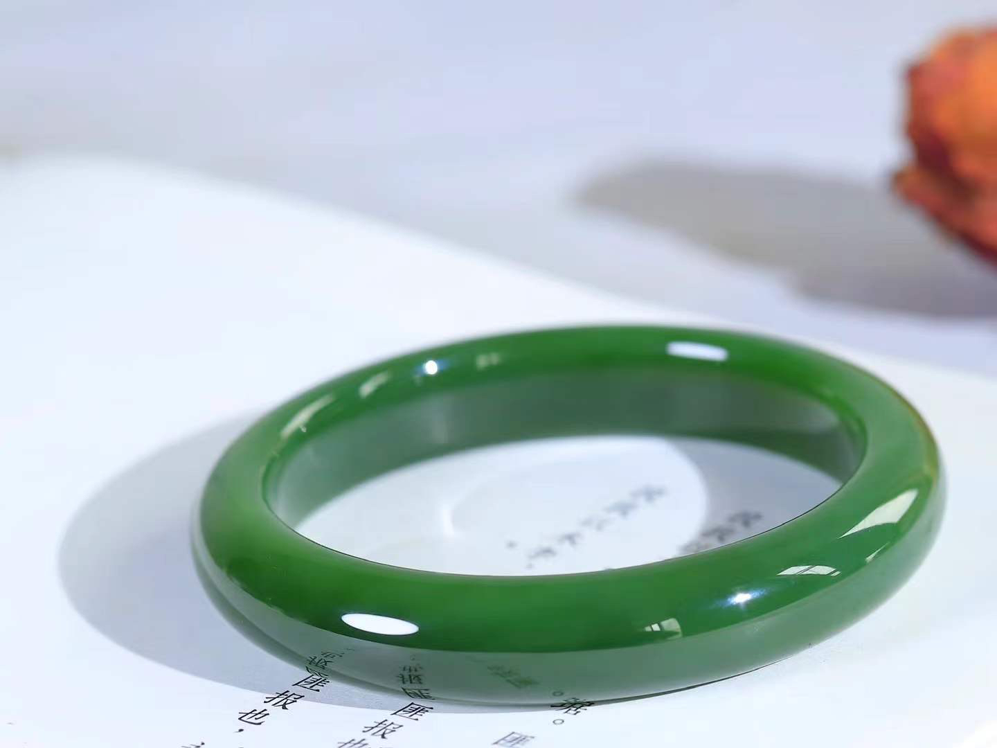 【碧波流转·手镯】

精品️和田玉碧玉手镯，玉质，细腻温润，手感舒适，️线条流畅，简约大气，美自天成，佩戴于腕间，婉约之美，举手投足间透出那份低调奢华，醉人心扉。
重50.5克 内径圈口56mm尺寸11.8-8.2mm  FDA-1340208