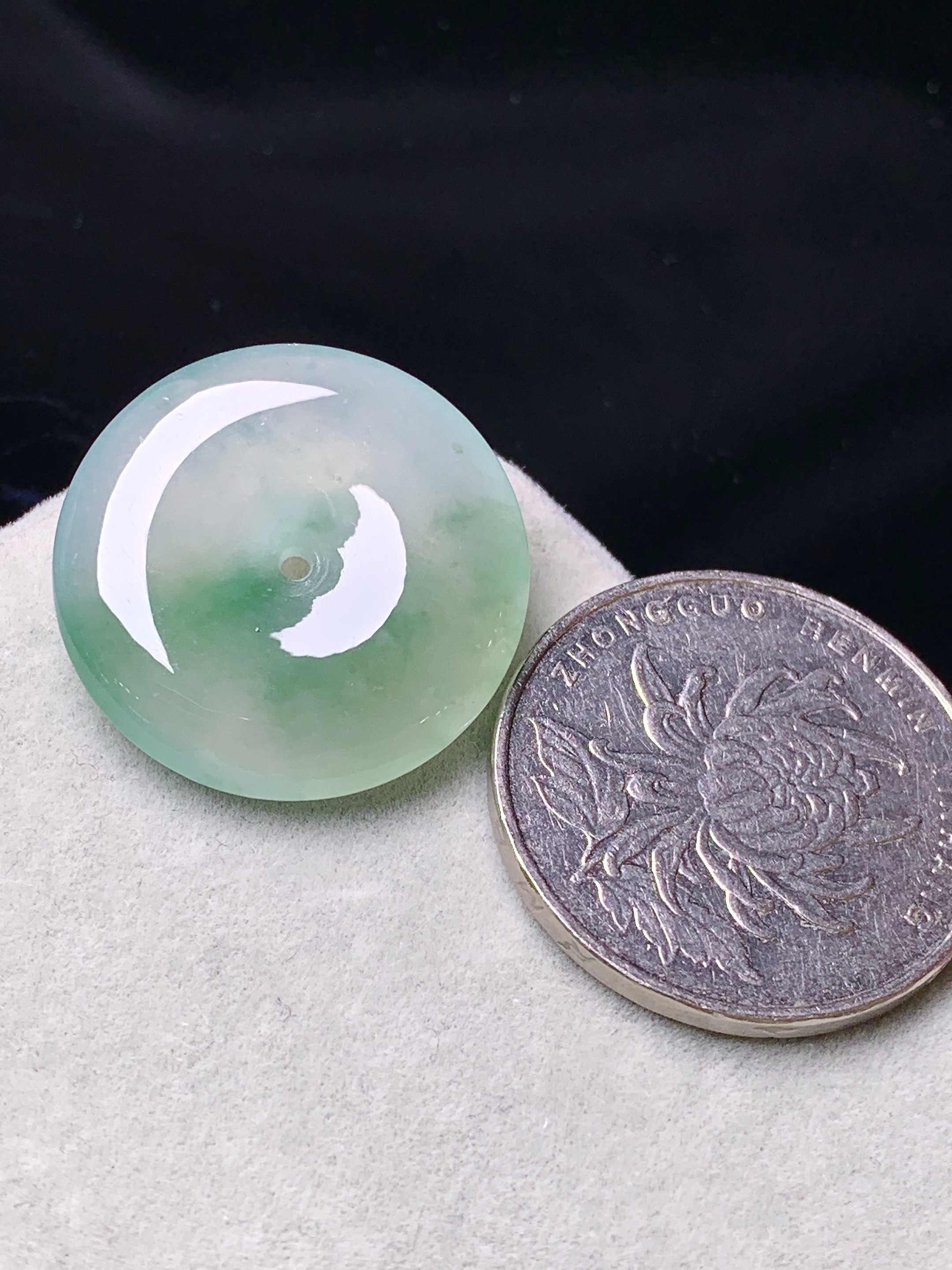 冰种飘绿平安扣吊坠 玉质细腻 色泽艳丽清新 水润亮眼 整体尺寸22.8*4.8a2