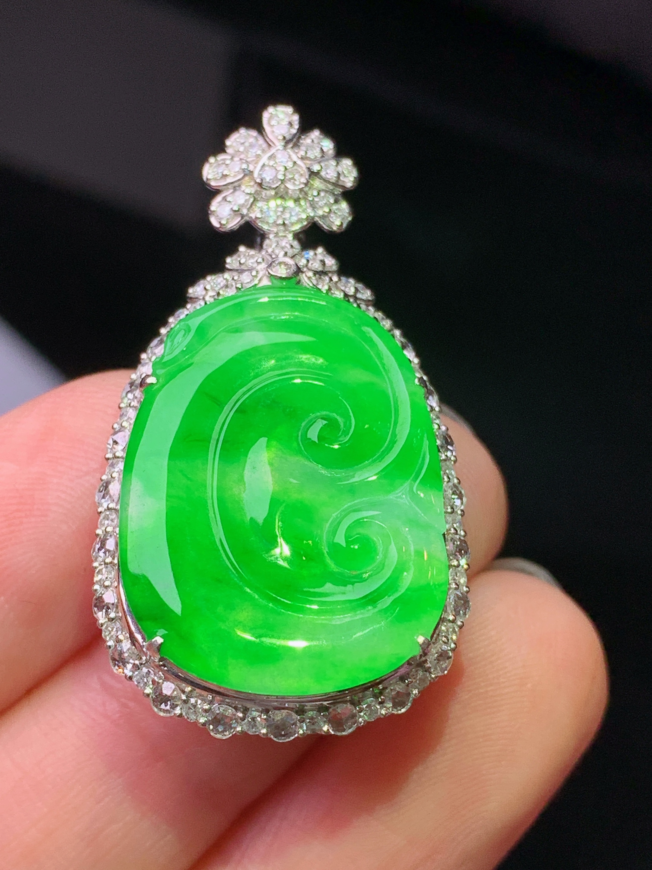 18k金钻镶嵌翠绿如意吊坠 玉质细腻 色泽艳丽清新 水润亮眼 整体尺寸35.7*19.3*8.8g2