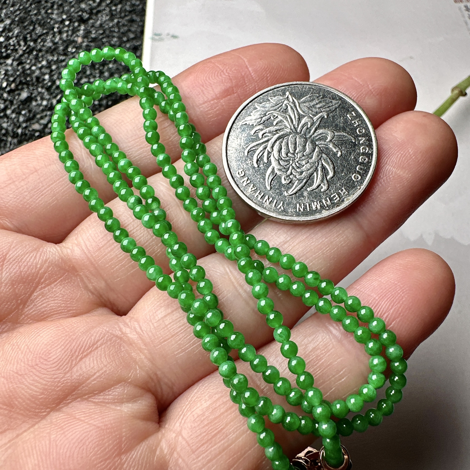 【冰种满绿小米珠手串】冰阳绿色泽，质地细腻，光感很好，色泽娇艳纯正。完整度很不错。