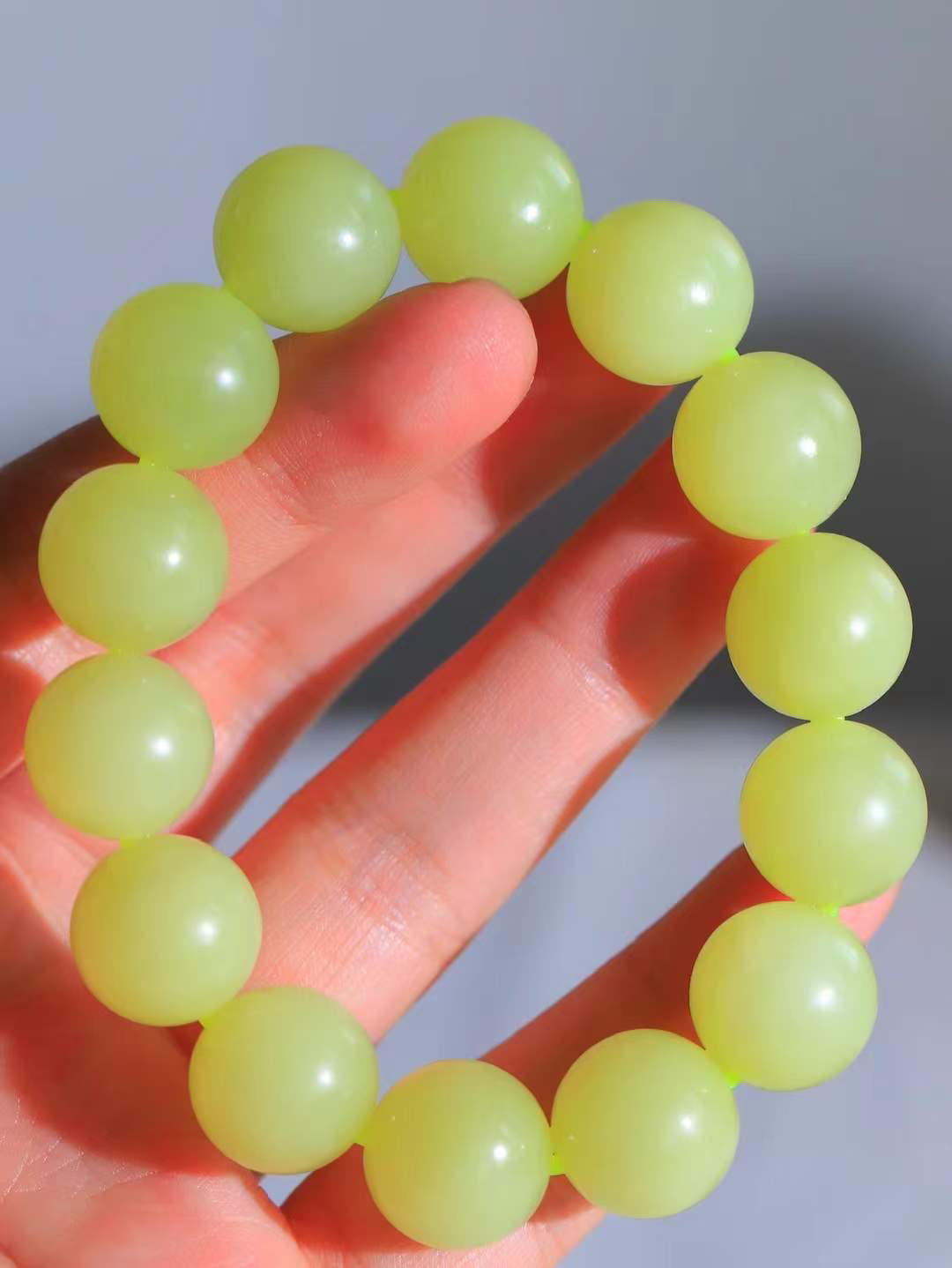 【珠圆玉润.手串】

精品和田玉黄口珠圆玉润手串 玉质温润细腻  整串打磨圆润，佩戴舒适。珠珠落玉盘，间关莺语花底滑，一生美好时光，无论身在何处，都有它相伴相守。事事顺遂，幸福美满，吉祥如意。重87克 尺寸取一15.8mm  7940378A