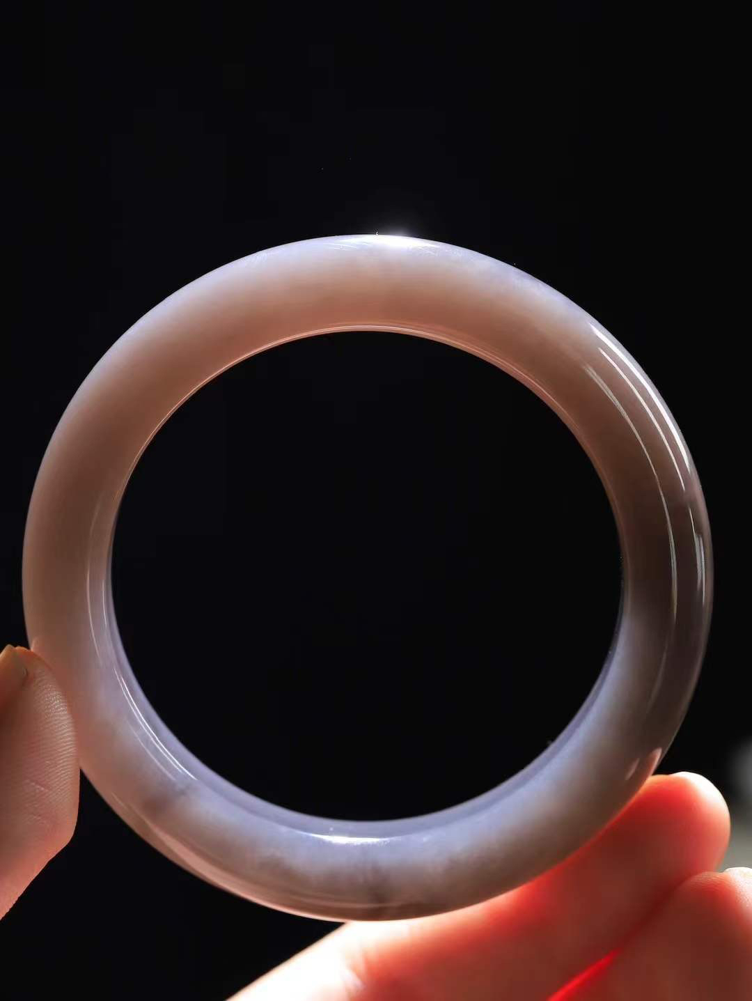 （柔情素语.手镯）

精品和田玉烟紫手镯，玉质细腻，手感温润，光泽柔和，寓意高贵、华丽、祥瑞、喜庆 ，寓意着会带来一派祥和之气！重62克   内径56mm尺寸12-10mm  7840379T