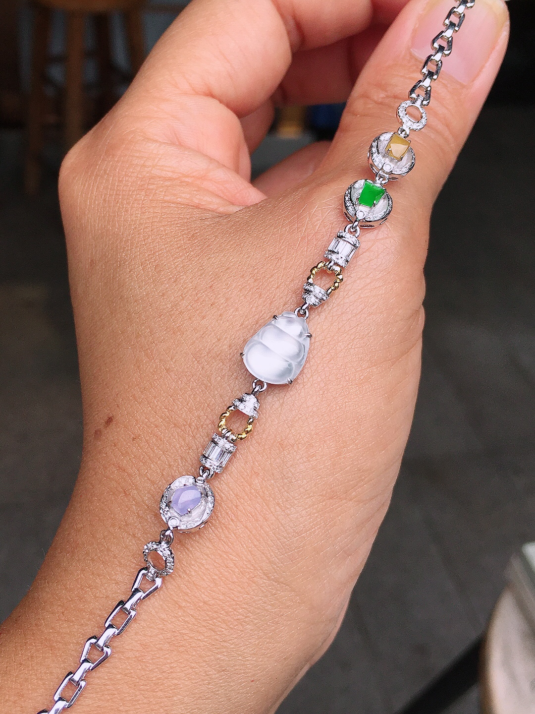 多彩特色手链，色泽均匀艳丽，玉质细腻，荧光感超
强，饱满圆润，尽显优雅气质，18k
金豪华镶嵌