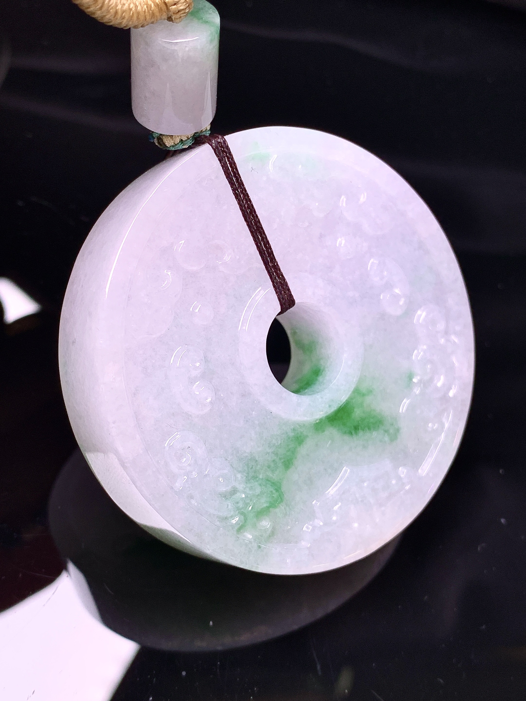 飘绿仿古平安扣吊坠 玉质细腻 色泽艳丽清新 水润亮眼 整体尺寸52.8*12w1