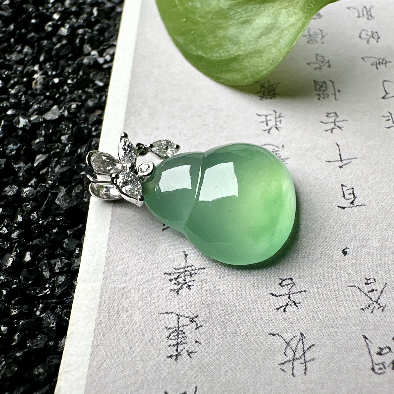 【冰种飘绿葫芦吊坠】质地细腻清爽，荧光感强烈，起刚光强烈，18K金钻镶嵌，裸石尺寸18*14.8*7毫米