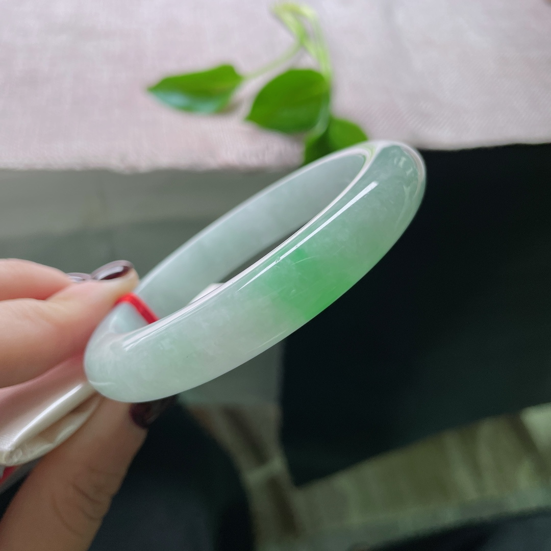 59.2/11.8/9，飘绿正圈，水润细腻，腕间一汪春水，绿意凝作烟云。皮纹，ss49899a