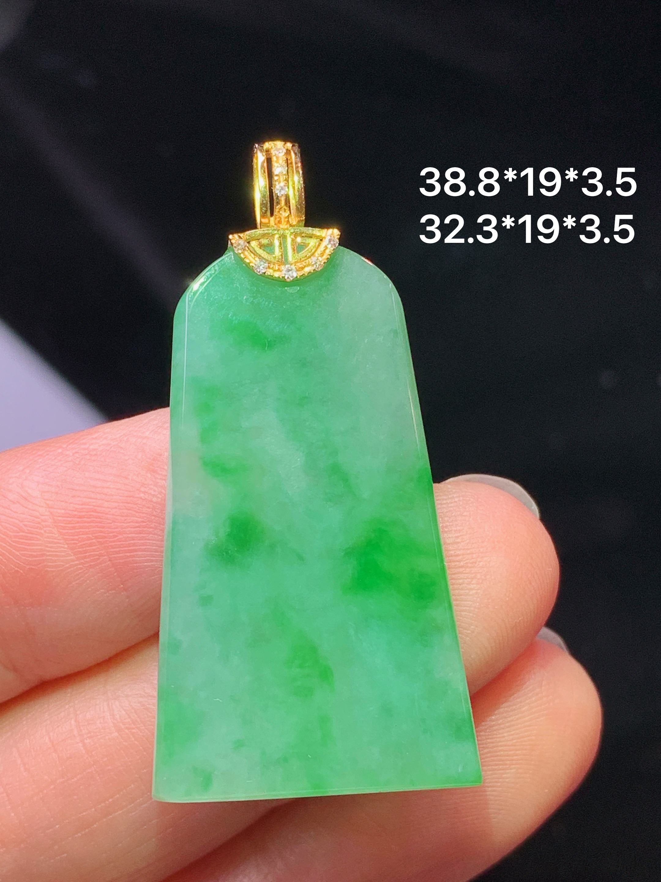 18k金钻镶嵌翠绿无事牌吊坠 玉质细腻 色泽艳丽清新 水润亮眼 整体尺寸38.8*19*3.5b1