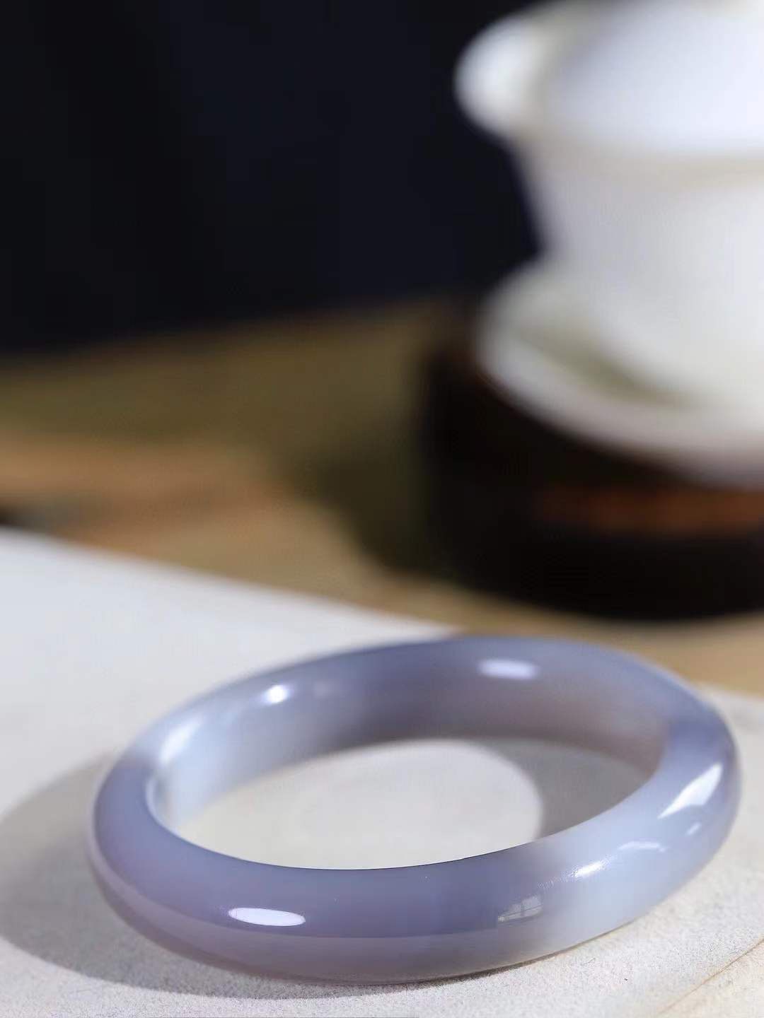 （温柔雅致.手镯）

精品️和田玉烟紫白玉双色手镯。镯型饱满，温润细腻，脂润沁香。️执一卷书