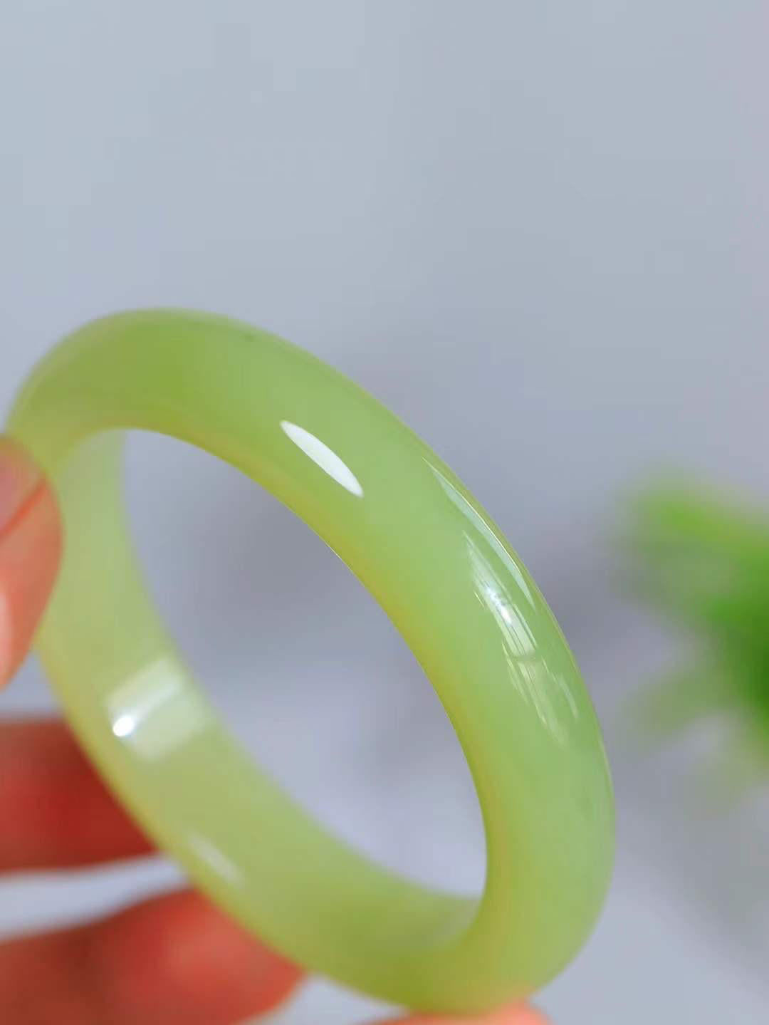 【婉约佳人·手镯】

精品和田玉黄口手镯，玉质细腻温润，手感舒适，️线条流畅，简约大气，美自天成，佩戴于腕间，婉约之美，举手投足间透出那份低调奢华，醉人心扉。
重58.7克 内径圈口56.5mm  尺寸12.6-9.3mm  FDA-1140533