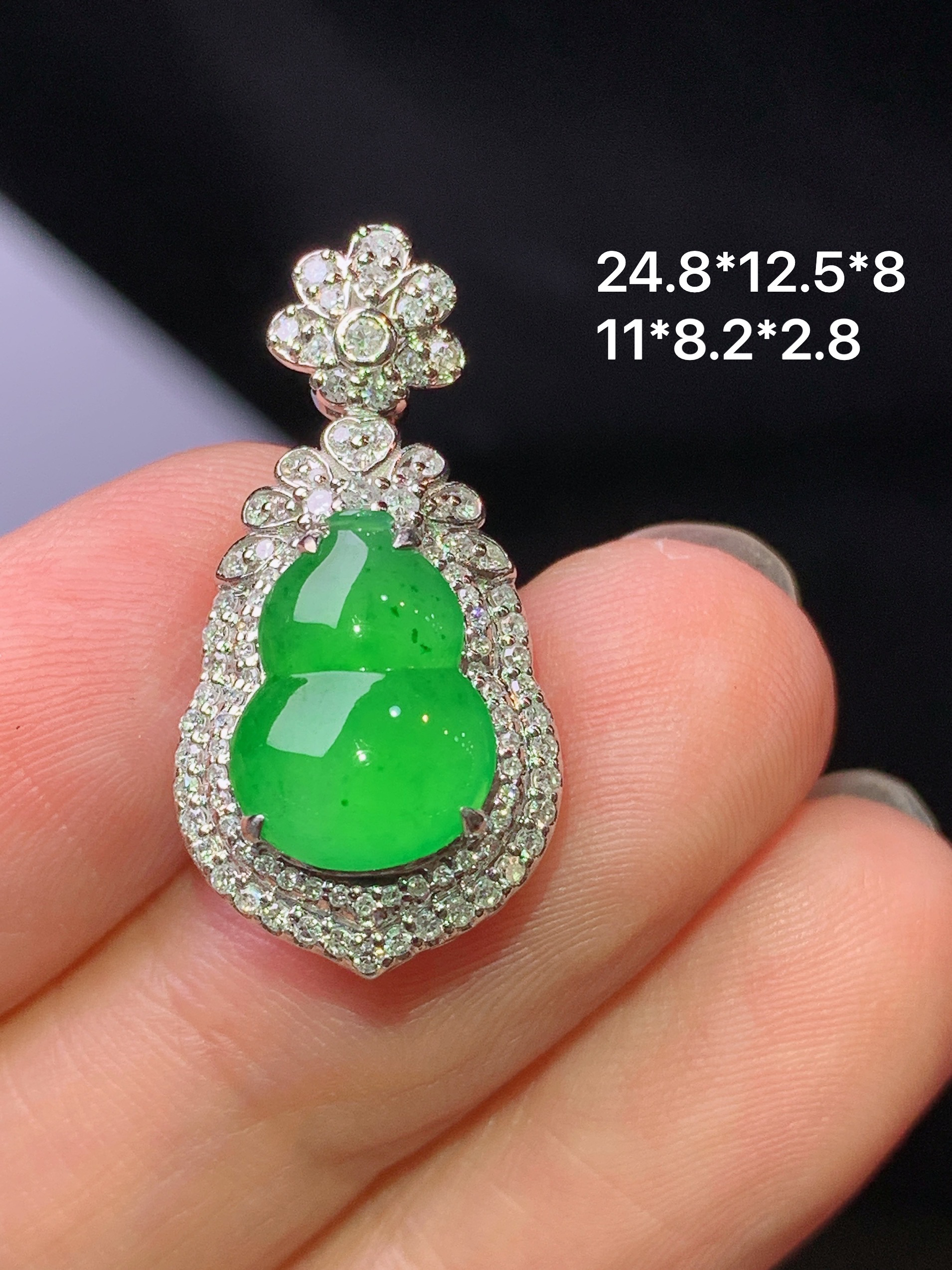 18k金钻镶嵌满绿葫芦吊坠 玉质细腻 色泽艳丽清新 水润亮眼 整体尺寸24.8*12.5*8h1