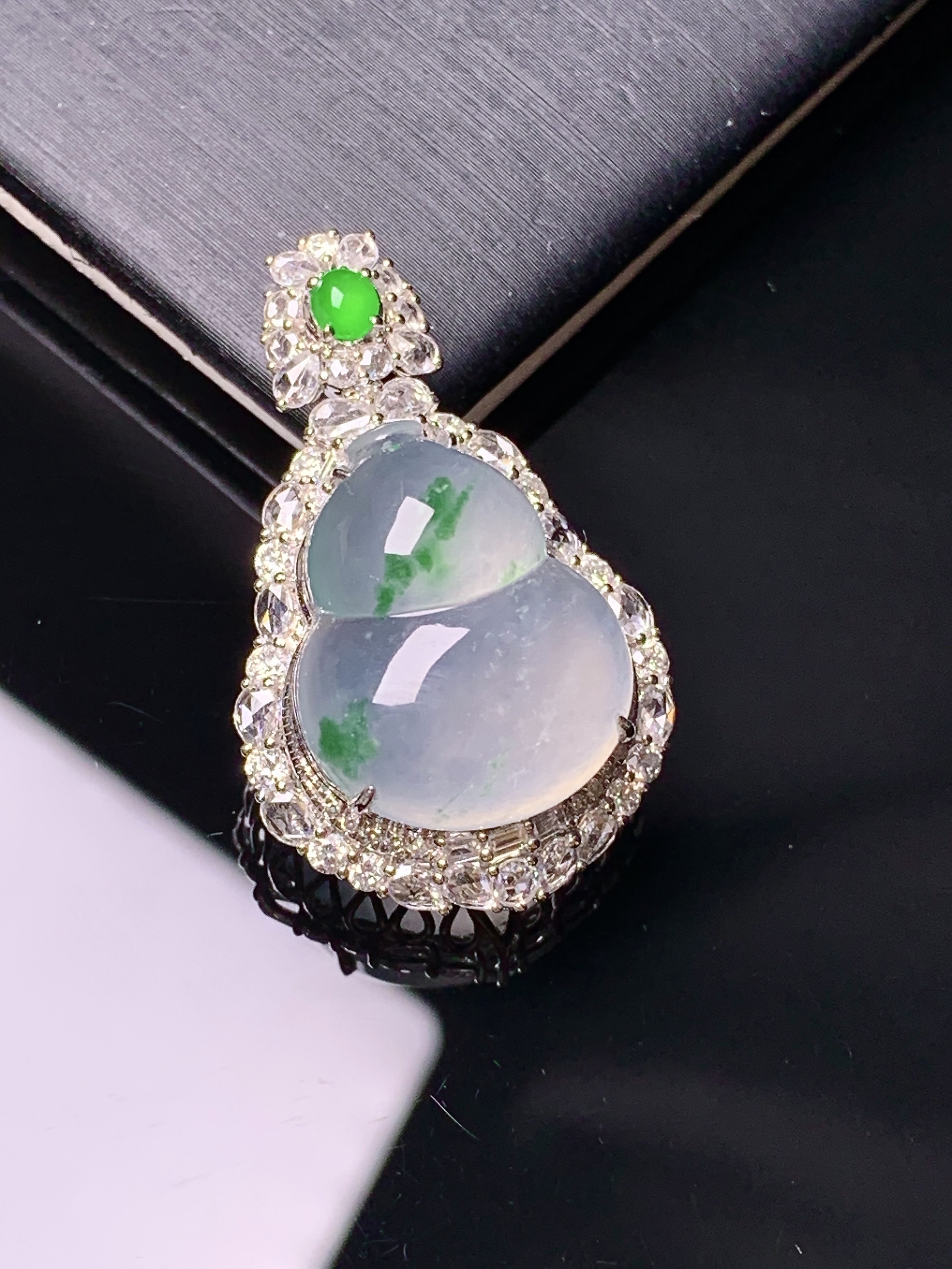 18k金钻镶嵌飘绿葫芦吊坠 玉质细腻 色泽艳丽清新 水润亮眼 整体尺寸31.2*19*12.3t1