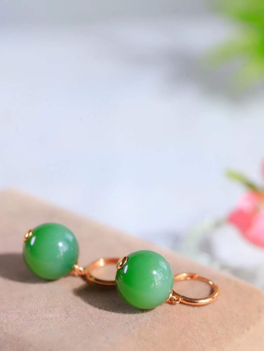 【金镶玉.耳坠】

精品和田玉碧玉猫眼镶嵌18k金.耳坠，金玉良缘 耳畔生辉，以和田温玉镌刻东方雅韵，金丝勾勒璀璨光华。金玉相嵌，寓意福泽绵长、情缘永固。佩戴间，既有玉的从容气度，又蕴金的尊贵风雅。耳畔摇曳生姿，点亮东方美学的含蓄与奢华。时光流转，唯爱恒久如金，初心温润似玉。总重10.7克 裸石尺寸取一14.2mm 5540500A