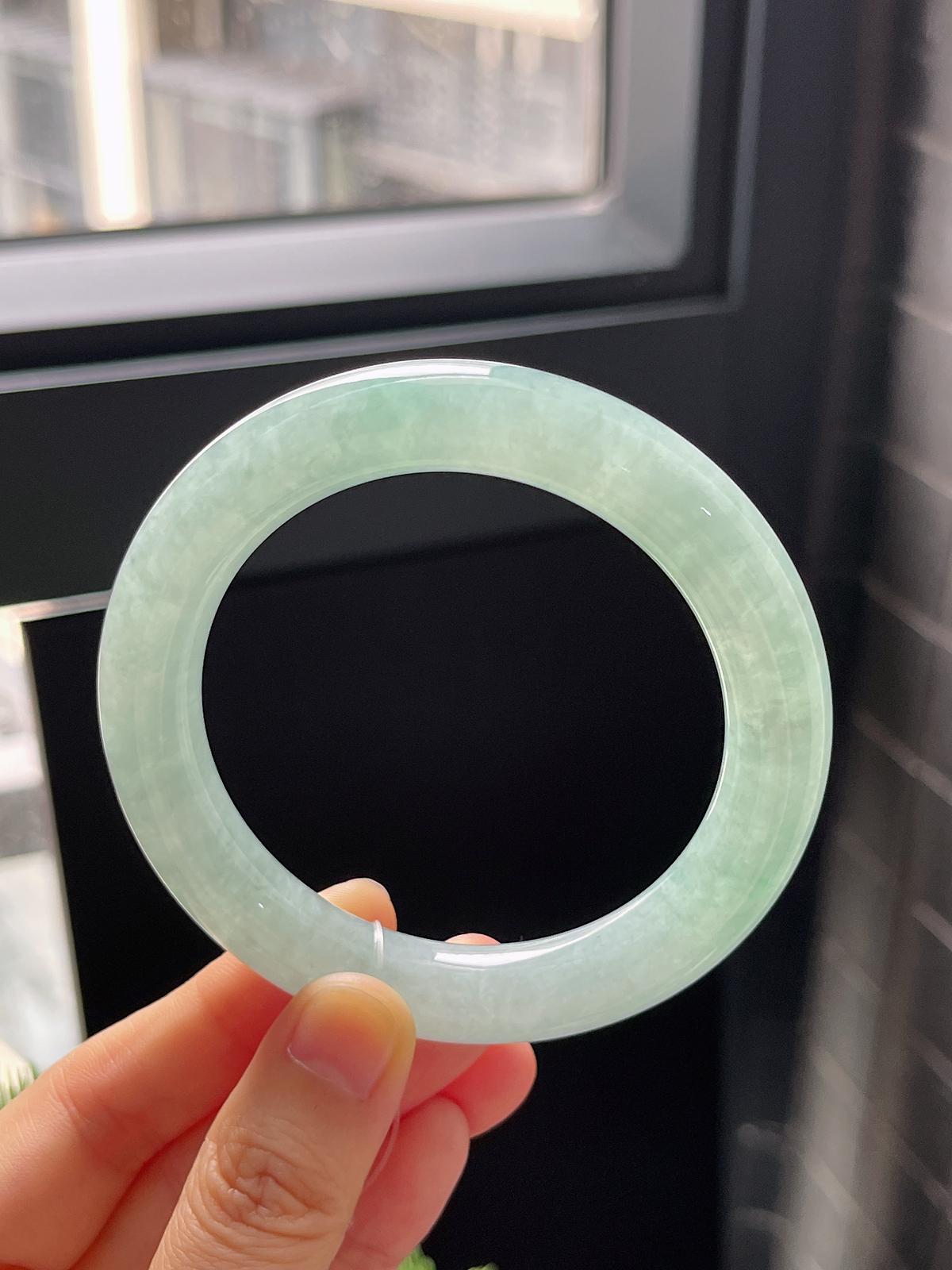 圆镯56.3圈口，翡翠冰糯种浅绿色手镯