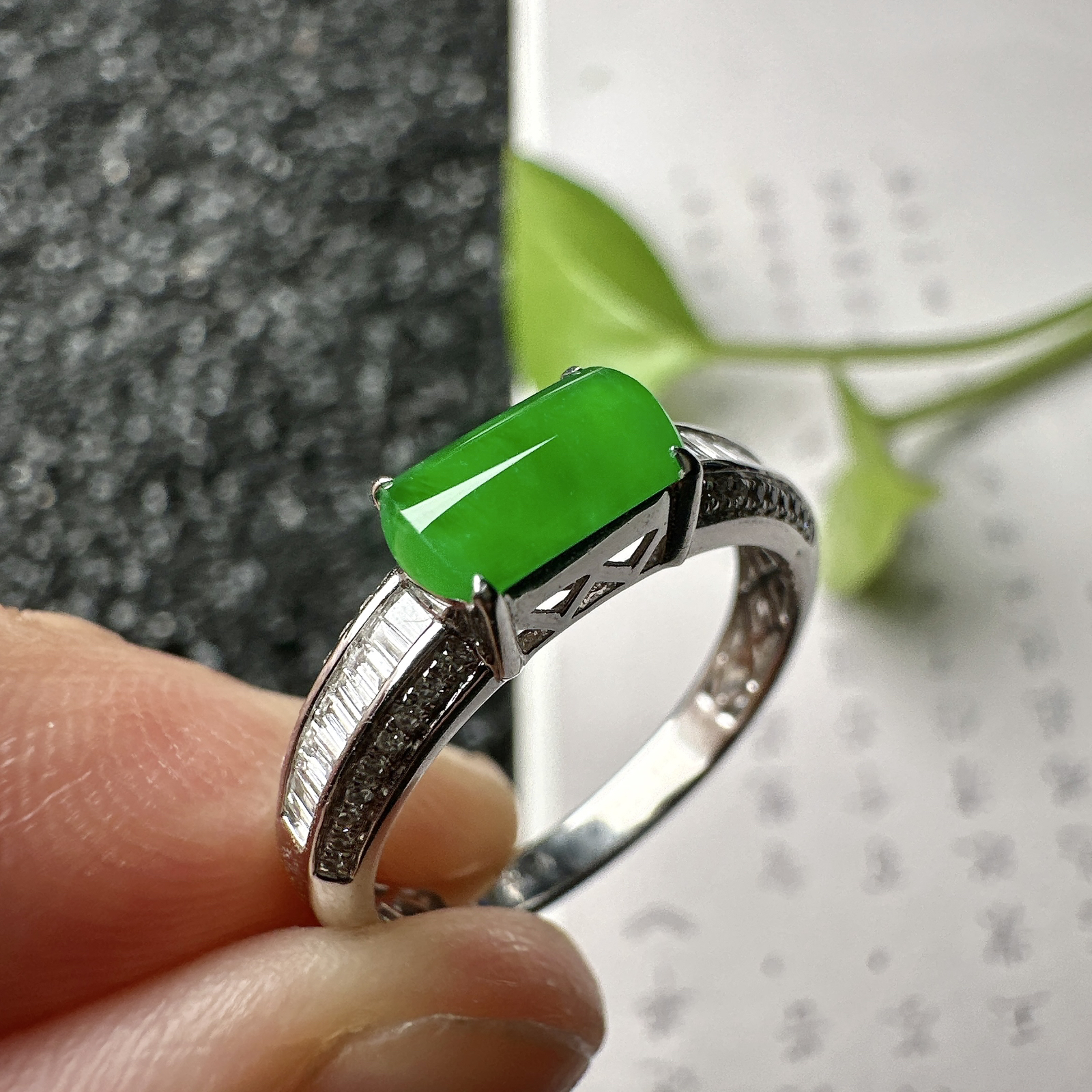 【冰种满绿马鞍戒指】种水色俱全，冰透闪亮，通透感饱满度很好，18k金钻镶嵌，裸石尺寸7.5*4.6*