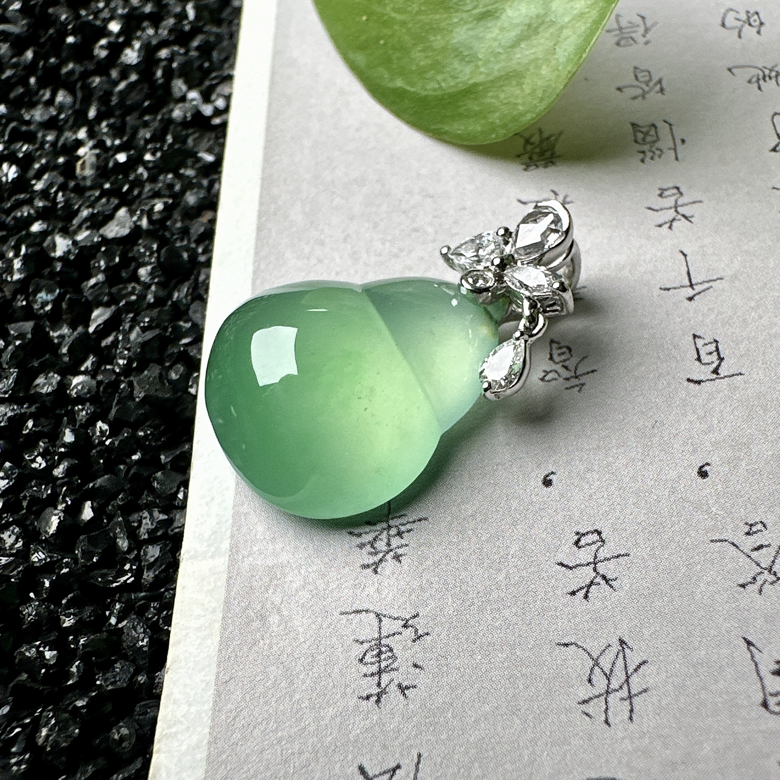 【冰种飘绿葫芦吊坠】质地细腻清爽，荧光感强烈，起刚光强烈，18K金钻镶嵌，裸石尺寸18*14.8*7毫米