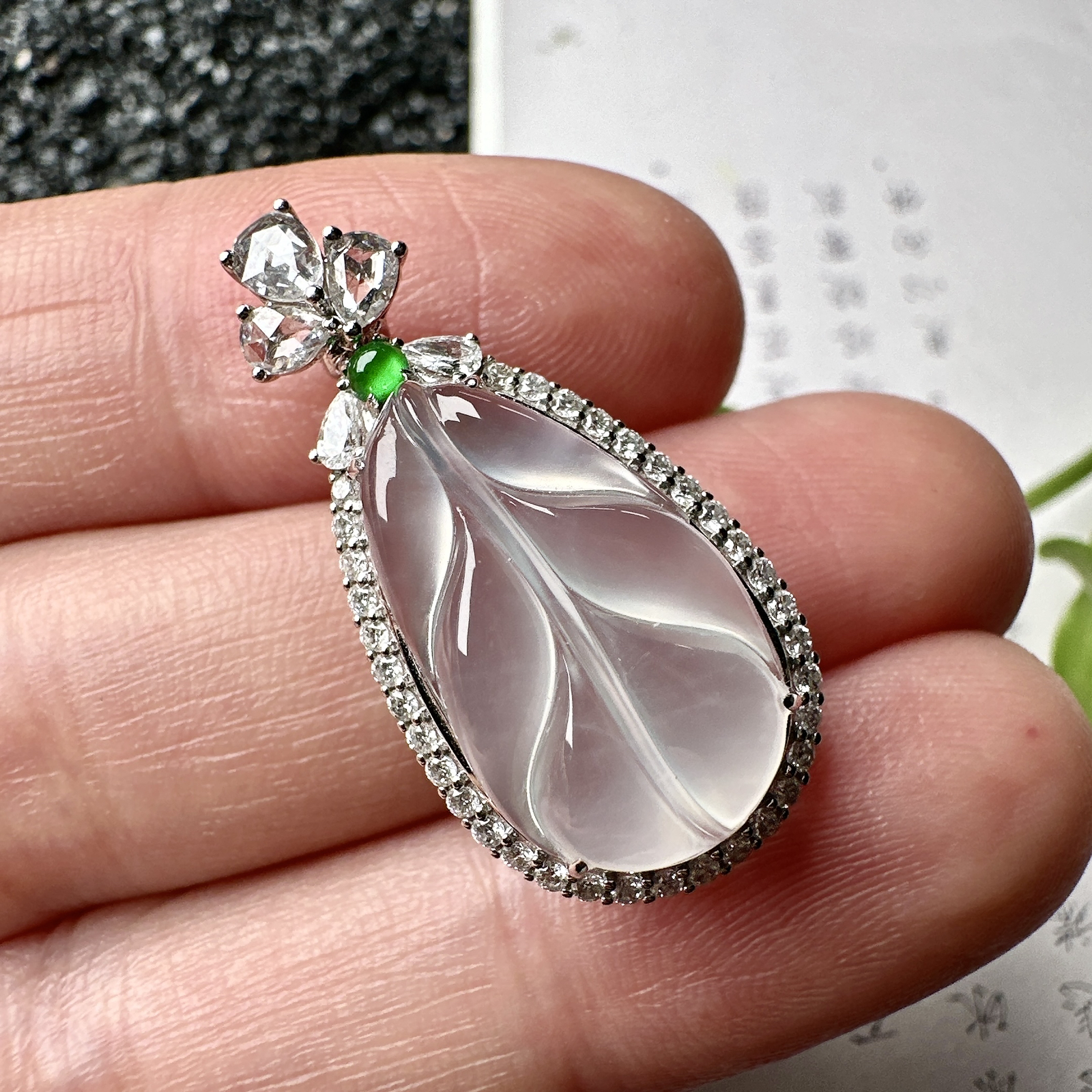 【冰种叶子吊坠】金枝玉叶，质地细腻，冰润透亮，光泽出众，18k金钻镶嵌，裸石尺寸19.3*11.6*