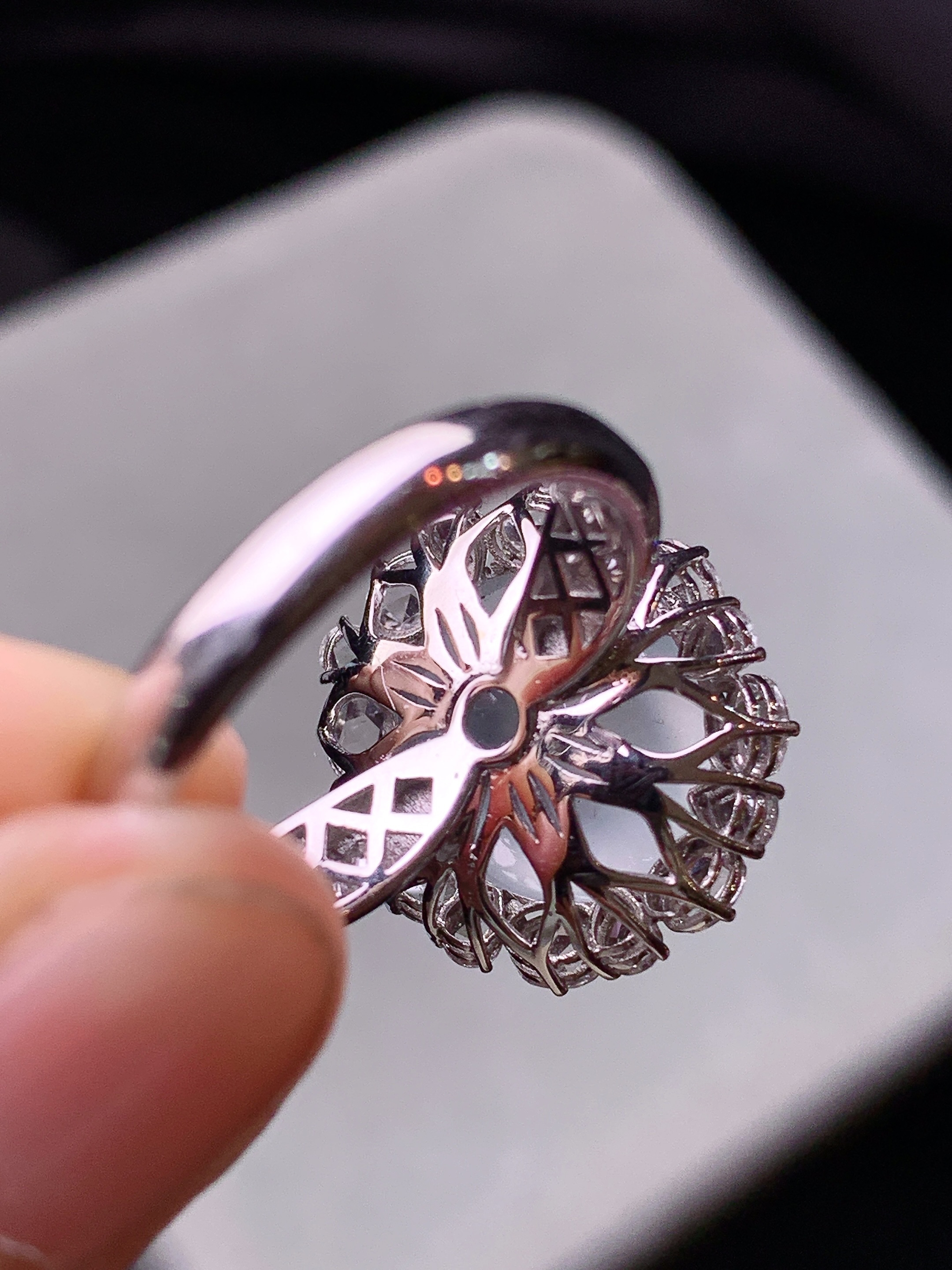 18k金钻镶嵌冰种蛋面戒指 玉质细腻 色泽艳丽清新 水润亮眼 圈口14.5 整体尺寸18*16.5*11.6m3