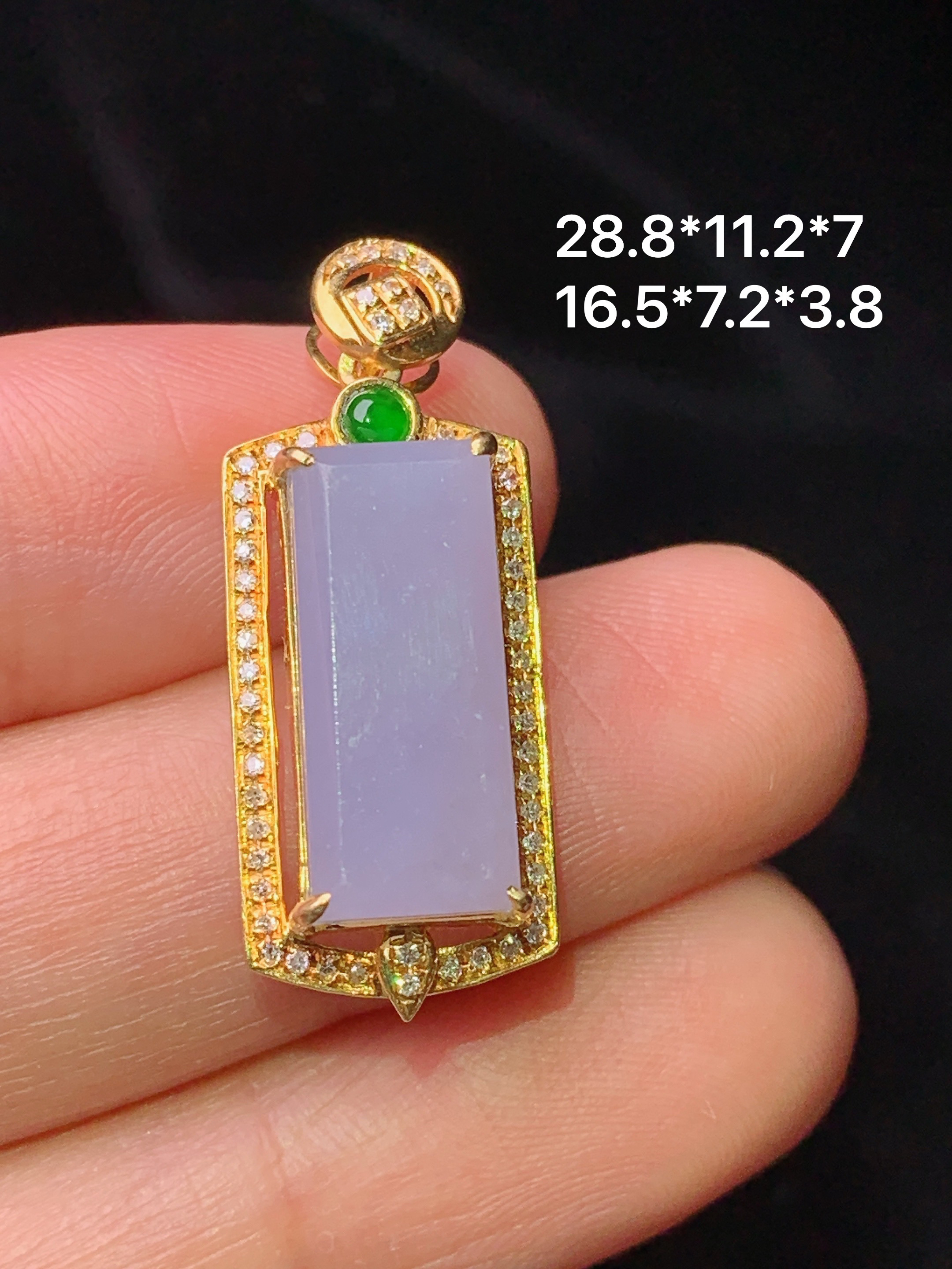 18k金钻镶嵌紫罗兰无事牌吊坠 玉质细腻 色泽艳丽清新 水润亮眼 整体尺寸28.8*11.2*7f3