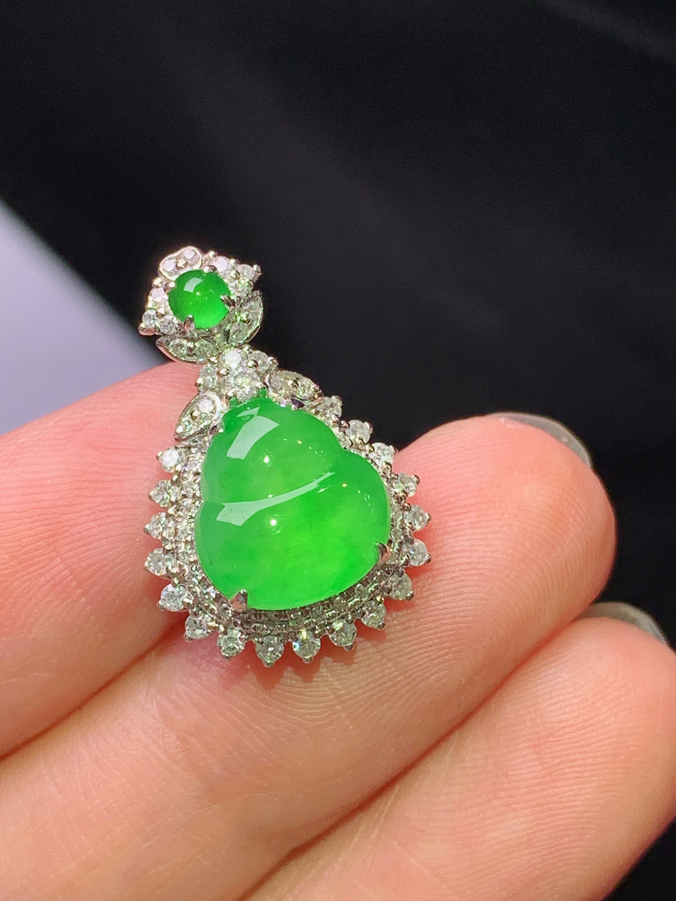 18k金钻镶嵌翠绿葫芦吊坠 玉质细腻 色泽艳丽清新 水润亮眼 整体尺寸20.8*14*9h1