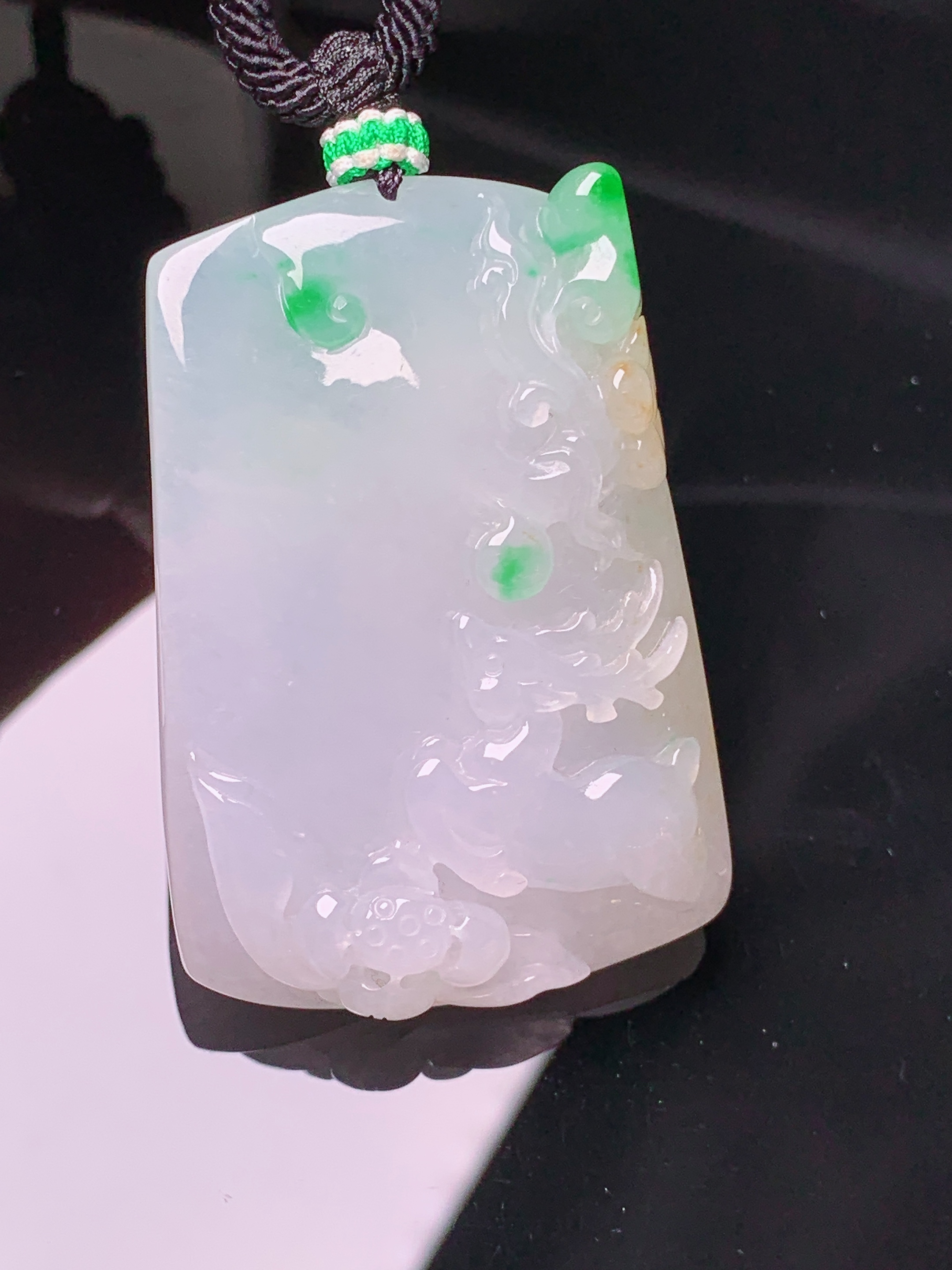 飘绿梅花鹿牌吊坠 玉质细腻 色泽艳丽清新 水润亮眼 整体尺寸46.7*32*9.3a5