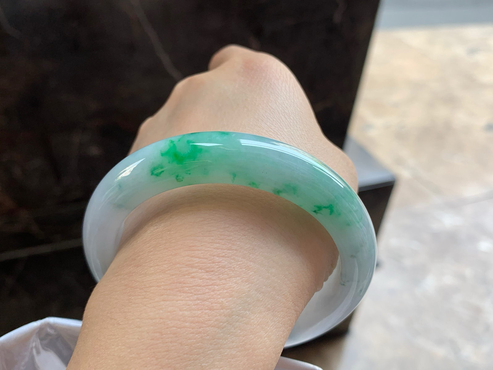 56.5-12.5-8.8

带色手镯^_^颜色好看 玉质温润