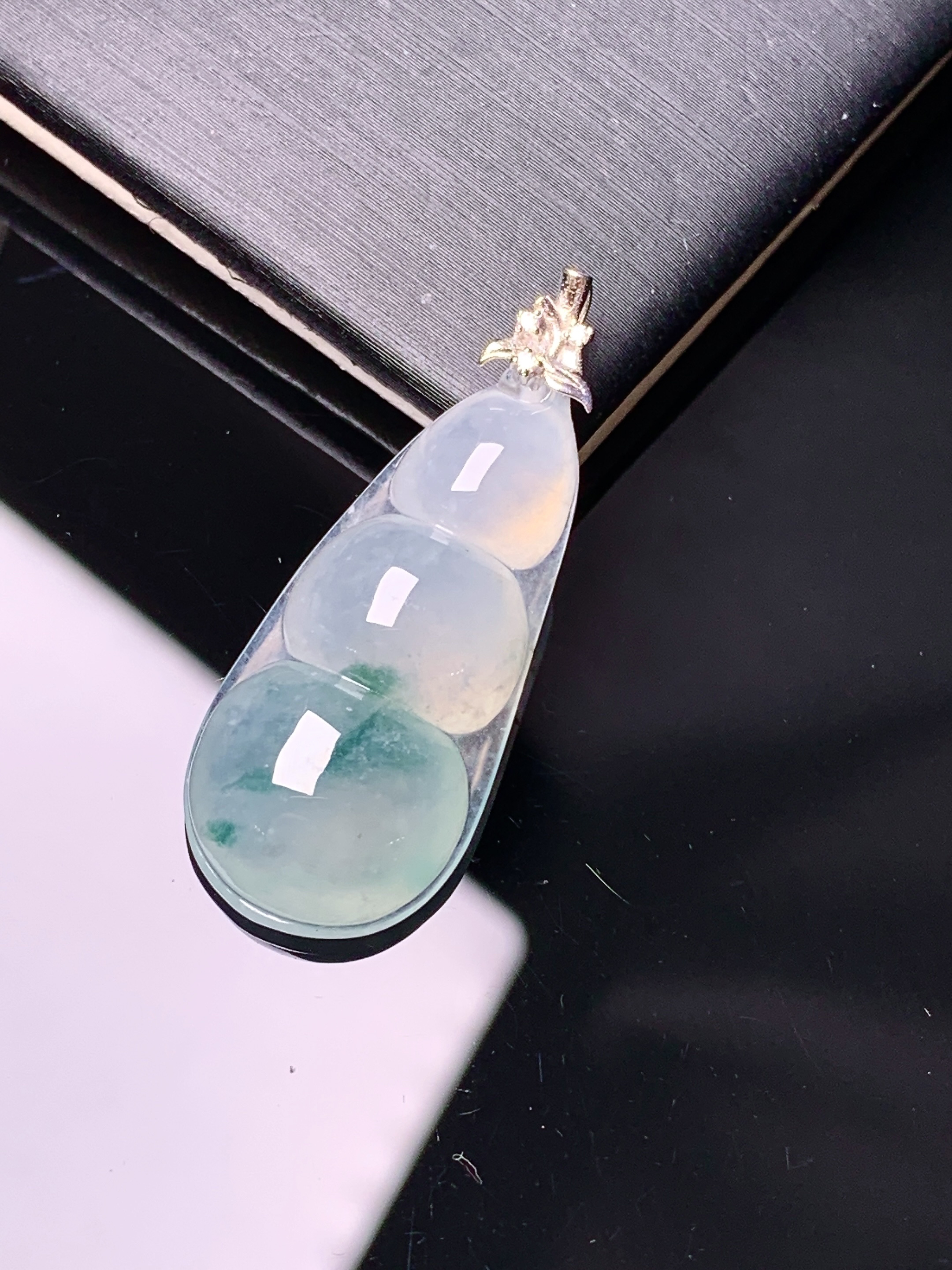 18k金钻镶嵌飘绿四季豆吊坠 玉质细腻 色泽艳丽清新 水润亮眼 整体尺寸33.6*13.5*7m1