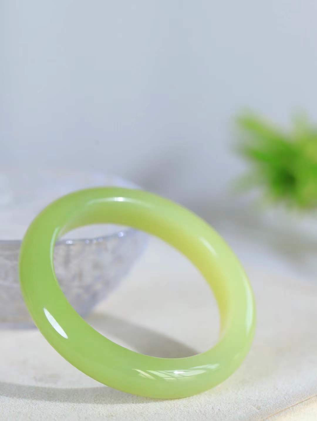 【婉约佳人·手镯】

精品和田玉黄口手镯，玉质细腻温润，手感舒适，️线条流畅，简约大气，美自天成，佩戴于腕间，婉约之美，举手投足间透出那份低调奢华，醉人心扉。
重58.7克 内径圈口56.5mm  尺寸12.6-9.3mm  FDA-1140533