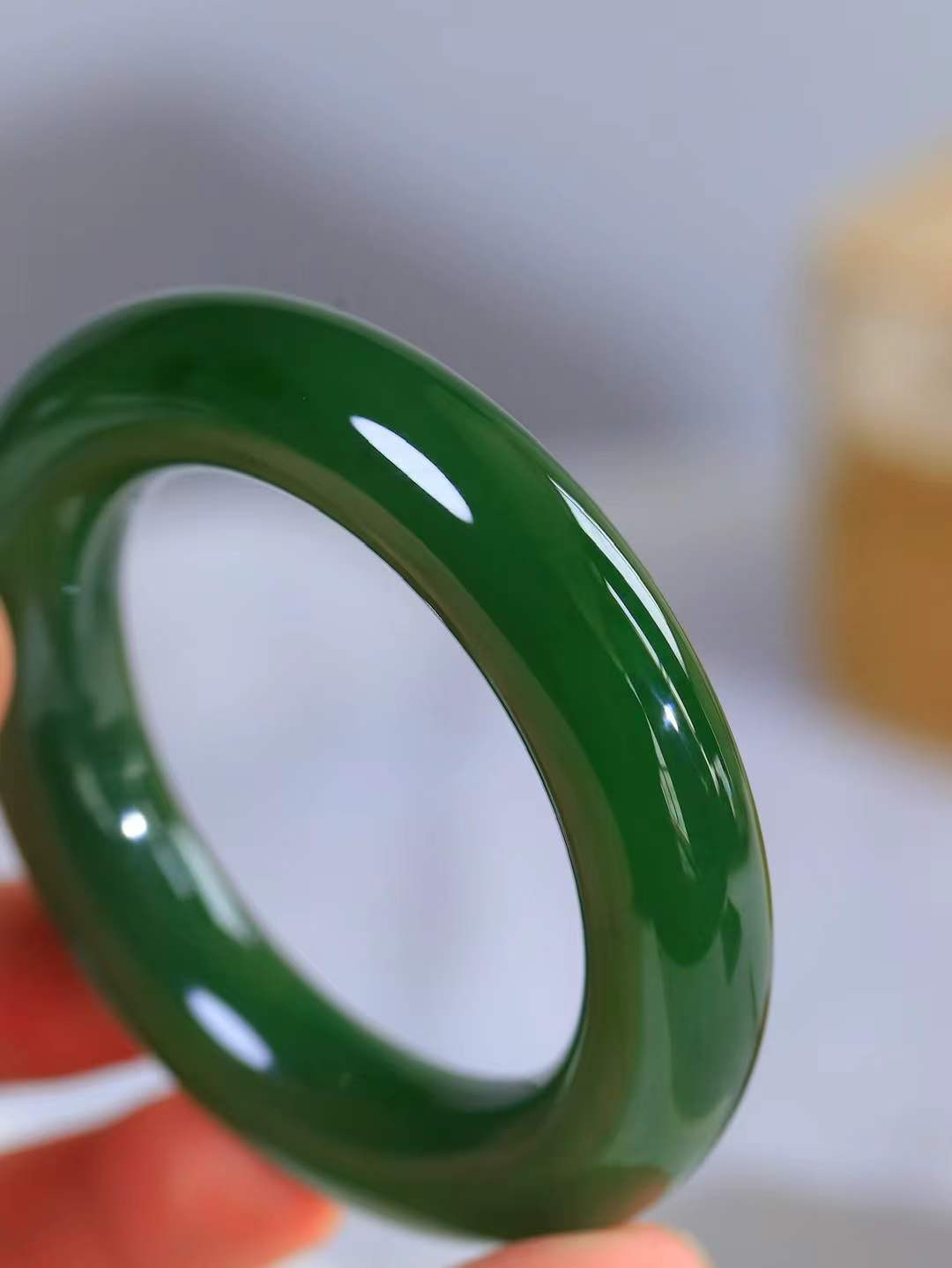 （碧色荡漾.手镯）

收藏级臻品和田玉碧玉圆条手镯，灼灼其华想像靓妆淡伫 ，腕间绿意跳脱冰壶莹，坐间静对，姑射仙姿潇洒处，艳冶最奇料子油润滋腻镯型饱满，手感上佳。重79.6克   内径50mm尺寸13-12.8mm  2440513T