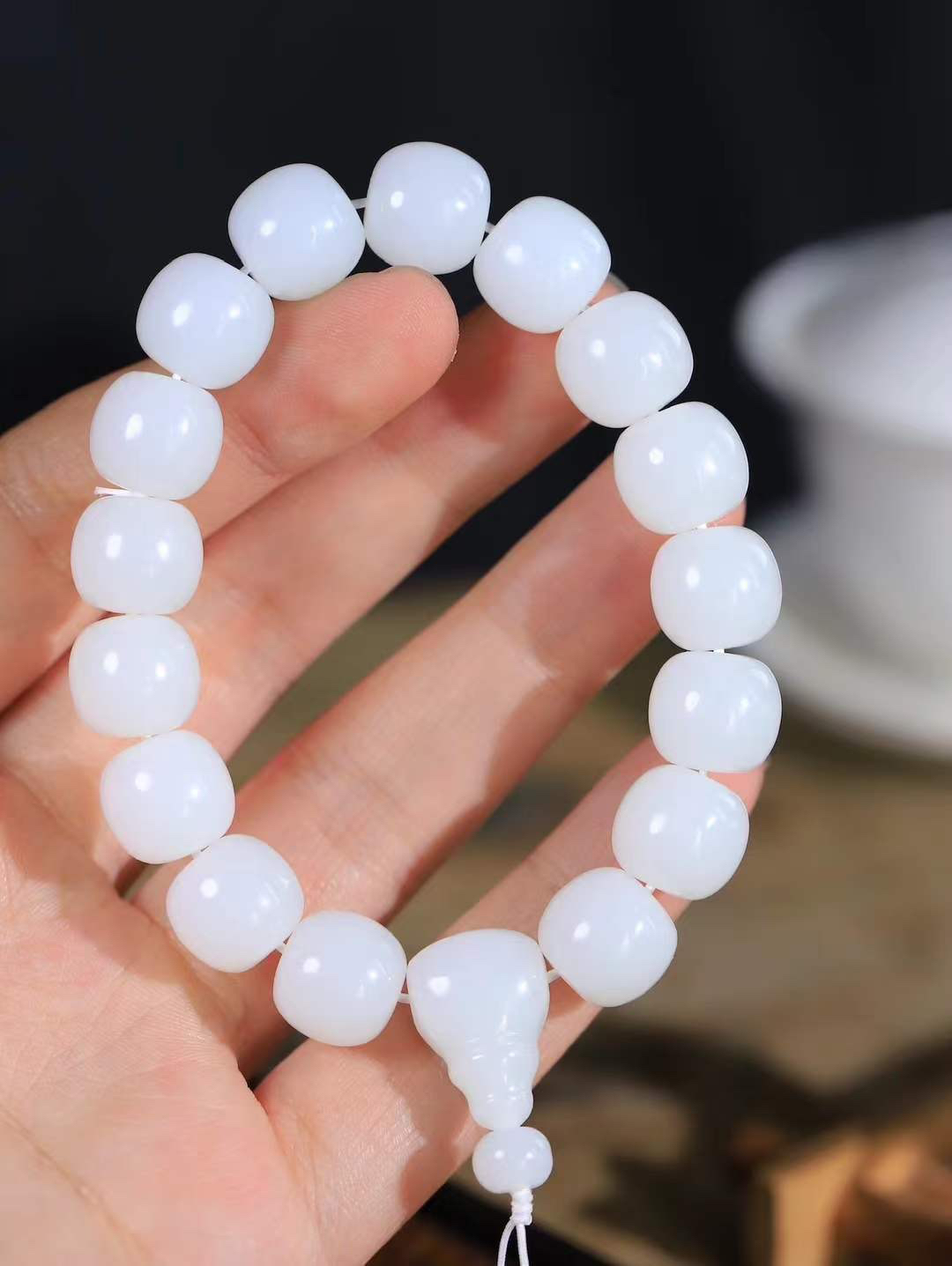 （老型珠.手串）

精品和田玉白玉老型珠手串，玉质细腻油润 饱满光滑 质朴无华，悠远简单，人心境界远，百世修炼深，心灵常驻善意持，觉悟人生百世修。重59.6克    尺寸取一11.8-12.8mm    1040300A